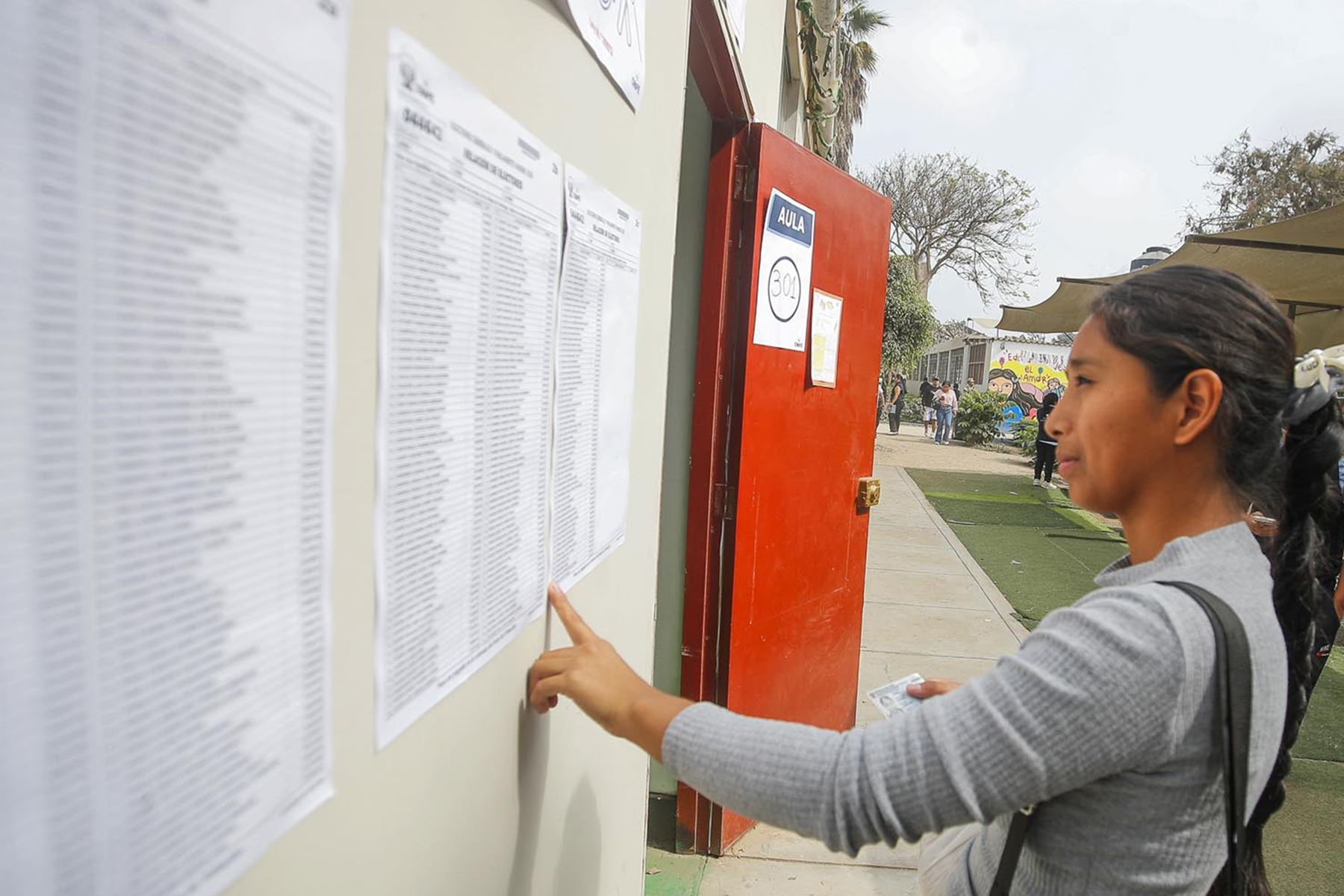 I.E Virgen de Chapi de Lurín. La Oficina Nacional de Procesos Electorales (ONPE) desarrolla hoy, lunes 13 de abril, los comicios para elegir al presidente de la República, dos vicepresidentes, senadores y diputados del Congreso bicameral, así como a los representantes peruanos ante el Parlamento Andino, en 13 locales de votación en Lima.  Foto: ANDINA/ Eddy Ramos