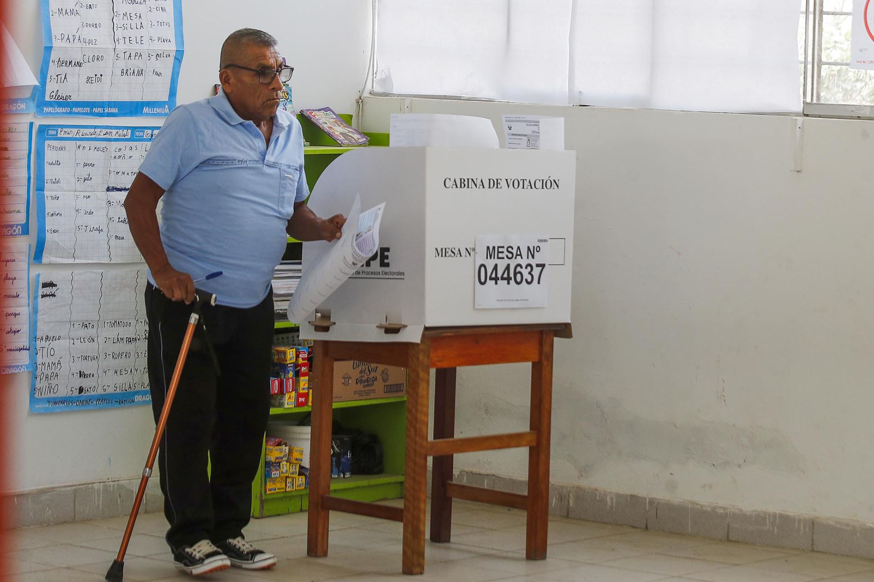 I.E Virgen de Chapi de Lurín. La Oficina Nacional de Procesos Electorales (ONPE) desarrolla hoy, lunes 13 de abril, los comicios para elegir al presidente de la República, dos vicepresidentes, senadores y diputados del Congreso bicameral, así como a los representantes peruanos ante el Parlamento Andino, en 13 locales de votación en Lima.  Foto: ANDINA/ Eddy Ramos