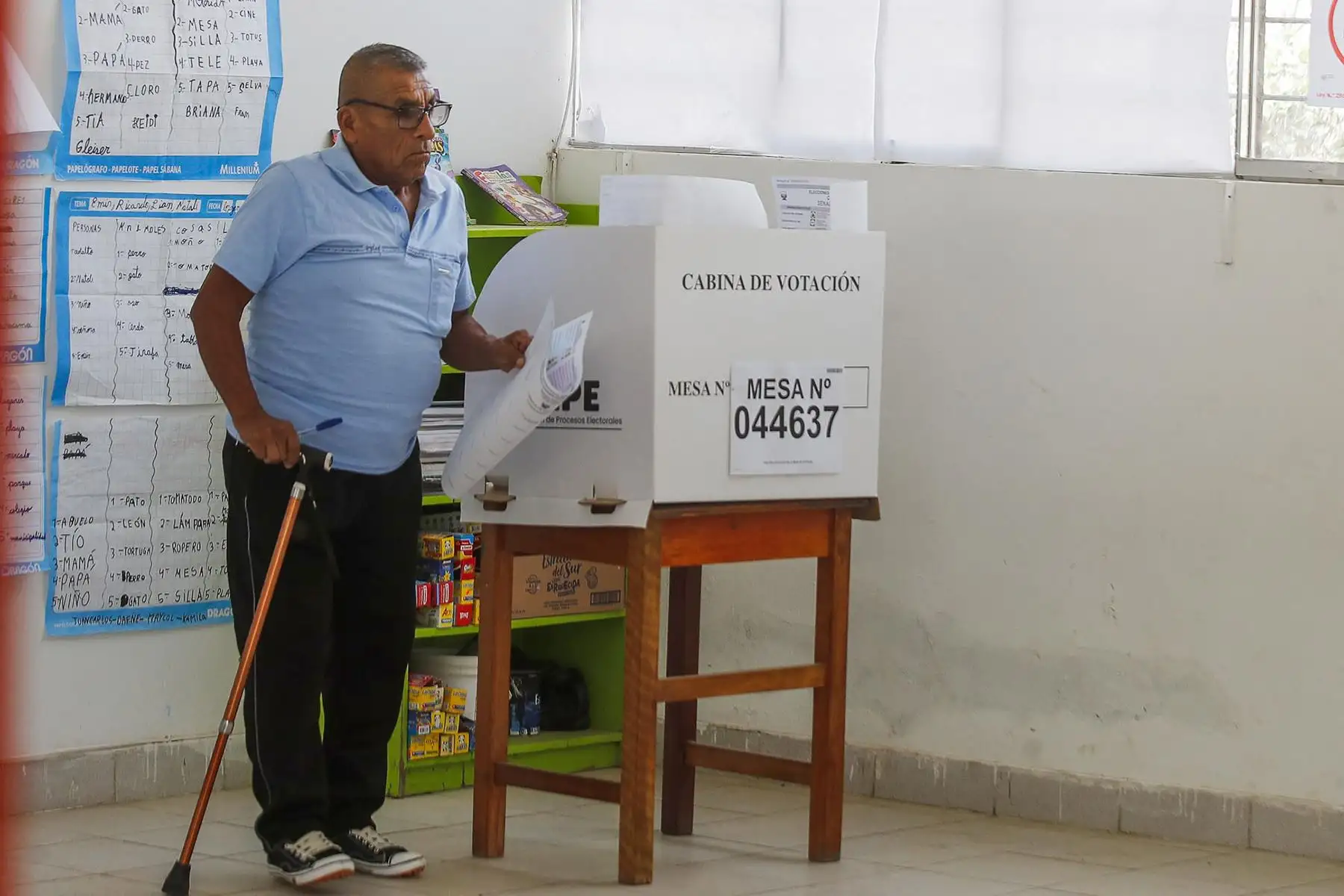 I.E Virgen de Chapi de Lurín. La Oficina Nacional de Procesos Electorales (ONPE) desarrolla hoy, lunes 13 de abril, los comicios para elegir al presidente de la República, dos vicepresidentes, senadores y diputados del Congreso bicameral, así como a los representantes peruanos ante el Parlamento Andino, en 13 locales de votación en Lima.  Foto: ANDINA/ Eddy Ramos