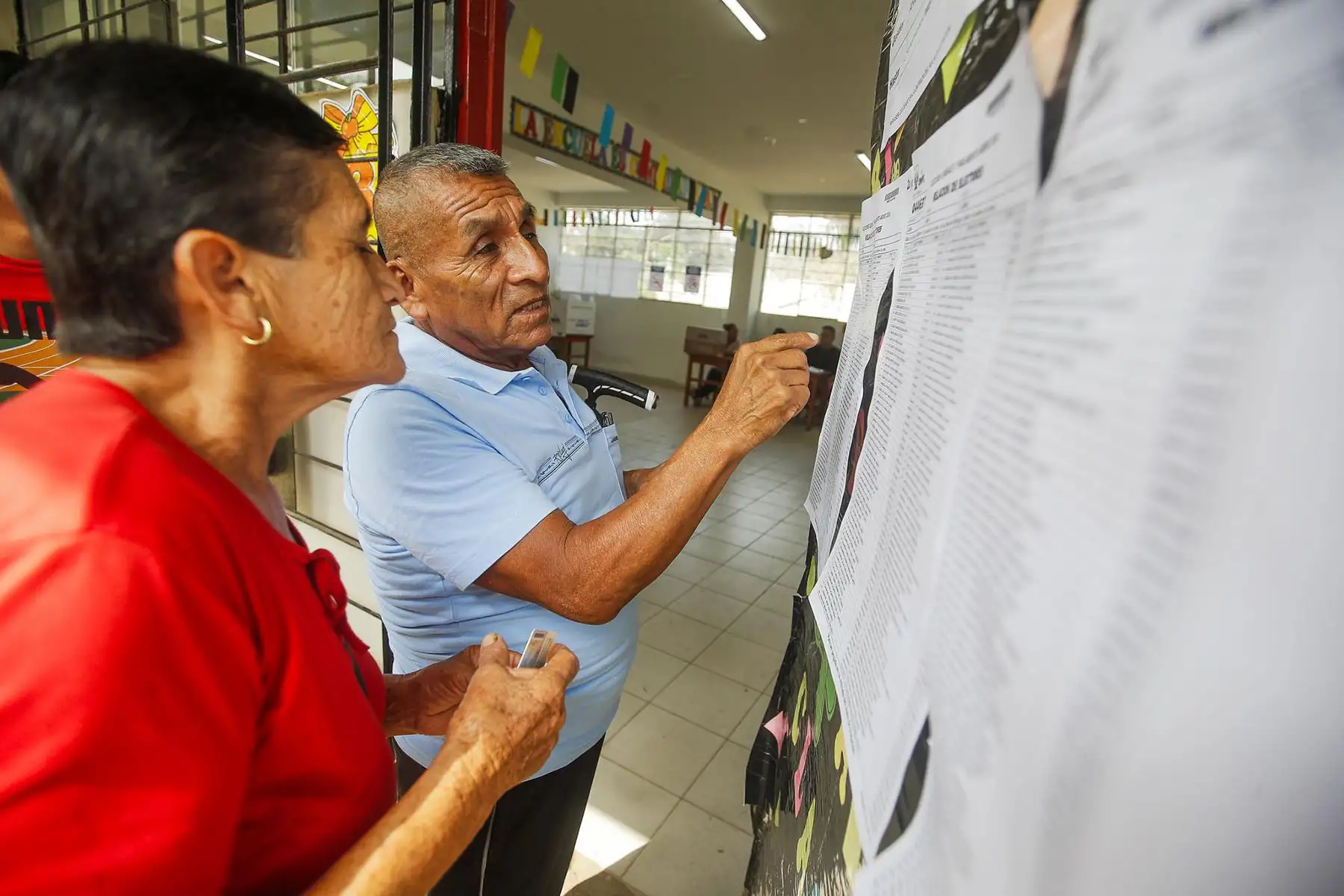 I.E Virgen de Chapi de Lurín. La Oficina Nacional de Procesos Electorales (ONPE) desarrolla hoy, lunes 13 de abril, los comicios para elegir al presidente de la República, dos vicepresidentes, senadores y diputados del Congreso bicameral, así como a los representantes peruanos ante el Parlamento Andino, en 13 locales de votación en Lima.  Foto: ANDINA/ Eddy Ramos