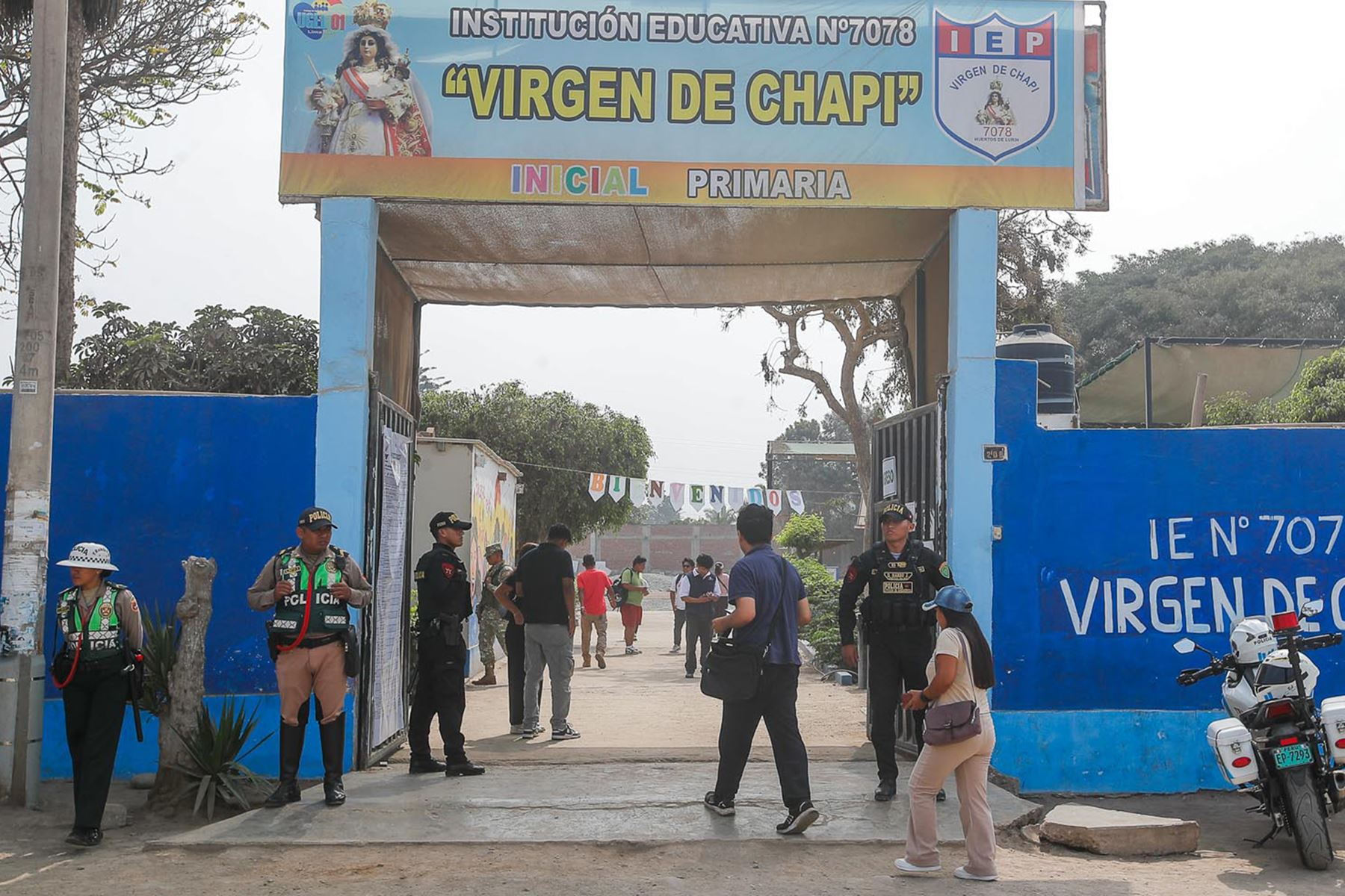 I.E Virgen de Chapi de Lurín. La Oficina Nacional de Procesos Electorales (ONPE) desarrolla hoy, lunes 13 de abril, los comicios para elegir al presidente de la República, dos vicepresidentes, senadores y diputados del Congreso bicameral, así como a los representantes peruanos ante el Parlamento Andino, en 13 locales de votación en Lima.  Foto: ANDINA/ Eddy Ramos