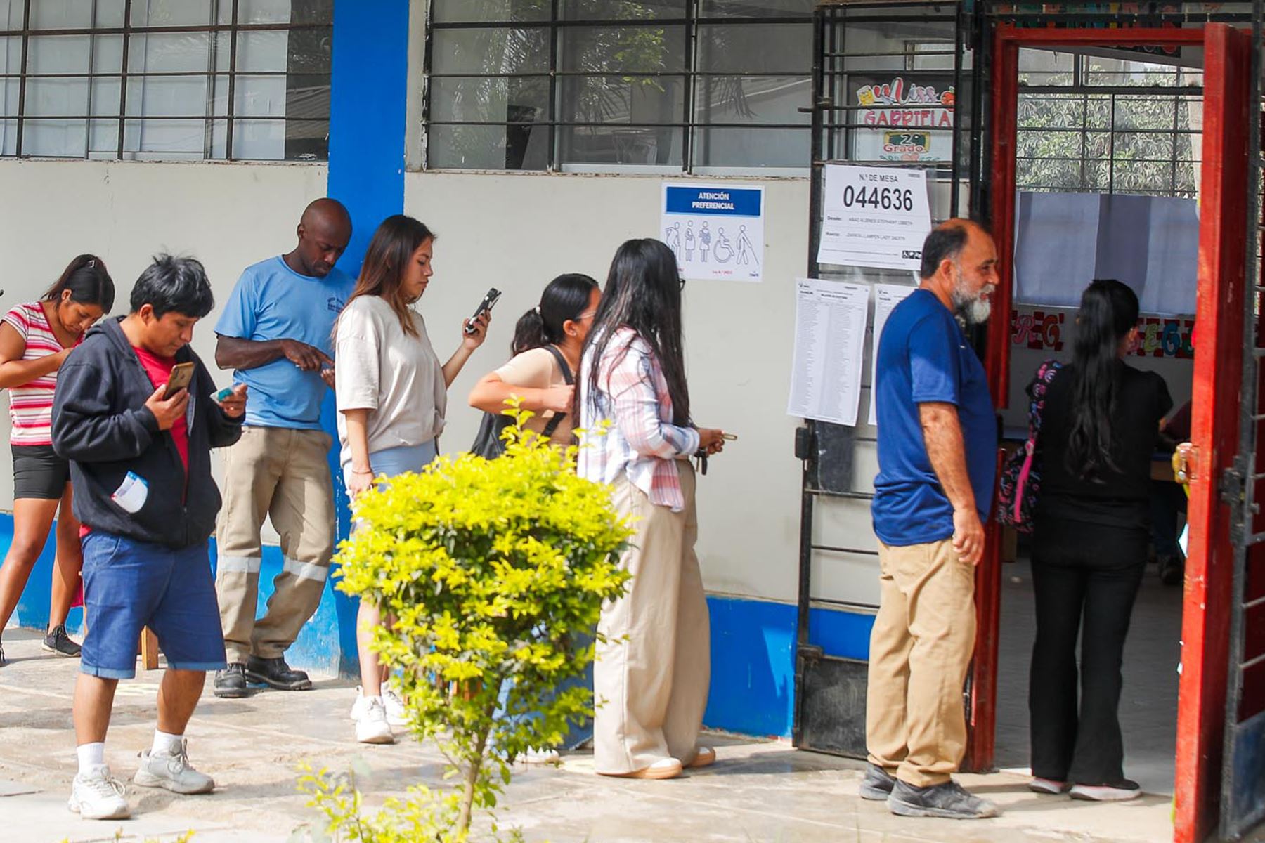 I.E Virgen de Chapi de Lurín. La Oficina Nacional de Procesos Electorales (ONPE) desarrolla hoy, lunes 13 de abril, los comicios para elegir al presidente de la República, dos vicepresidentes, senadores y diputados del Congreso bicameral, así como a los representantes peruanos ante el Parlamento Andino, en 13 locales de votación en Lima.  Foto: ANDINA/ Eddy Ramos