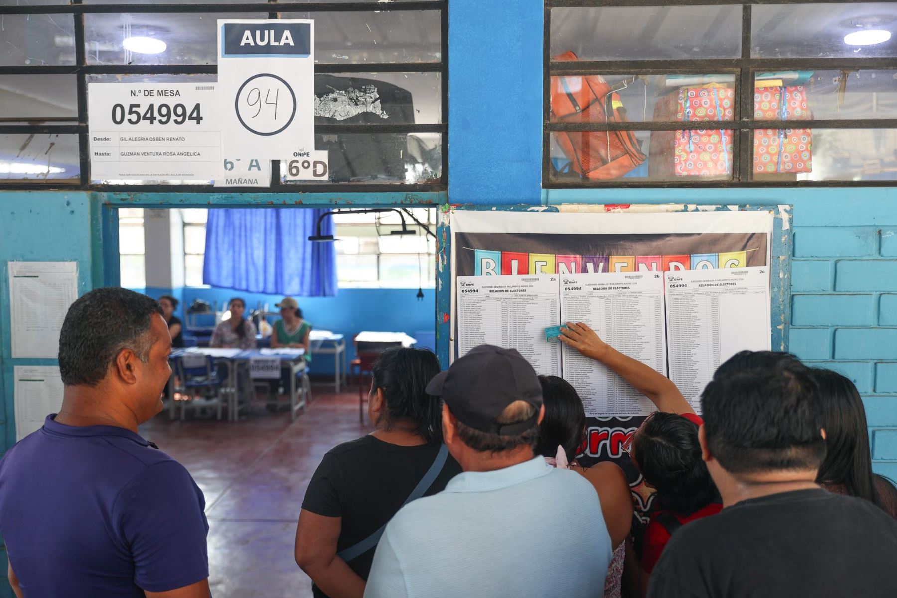 I.E San Luis Gonzaga de San Juan de Miraflores. La Oficina Nacional de Procesos Electorales (ONPE) desarrolla hoy, lunes 13 de abril, los comicios para elegir al presidente de la República, dos vicepresidentes, senadores y diputados del Congreso bicameral, así como a los representantes peruanos ante el Parlamento Andino, en 13 locales de votación en Lima.  Foto: ANDINA/ Jhonel Rodríguez