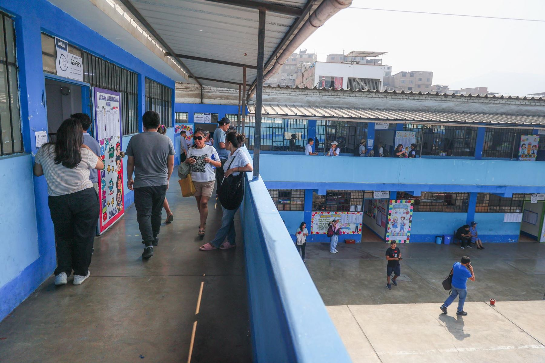 I.E San Luis Gonzaga de San Juan de Miraflores. La Oficina Nacional de Procesos Electorales (ONPE) desarrolla hoy, lunes 13 de abril, los comicios para elegir al presidente de la República, dos vicepresidentes, senadores y diputados del Congreso bicameral, así como a los representantes peruanos ante el Parlamento Andino, en 13 locales de votación en Lima.  Foto: ANDINA/ Jhonel Rodríguez