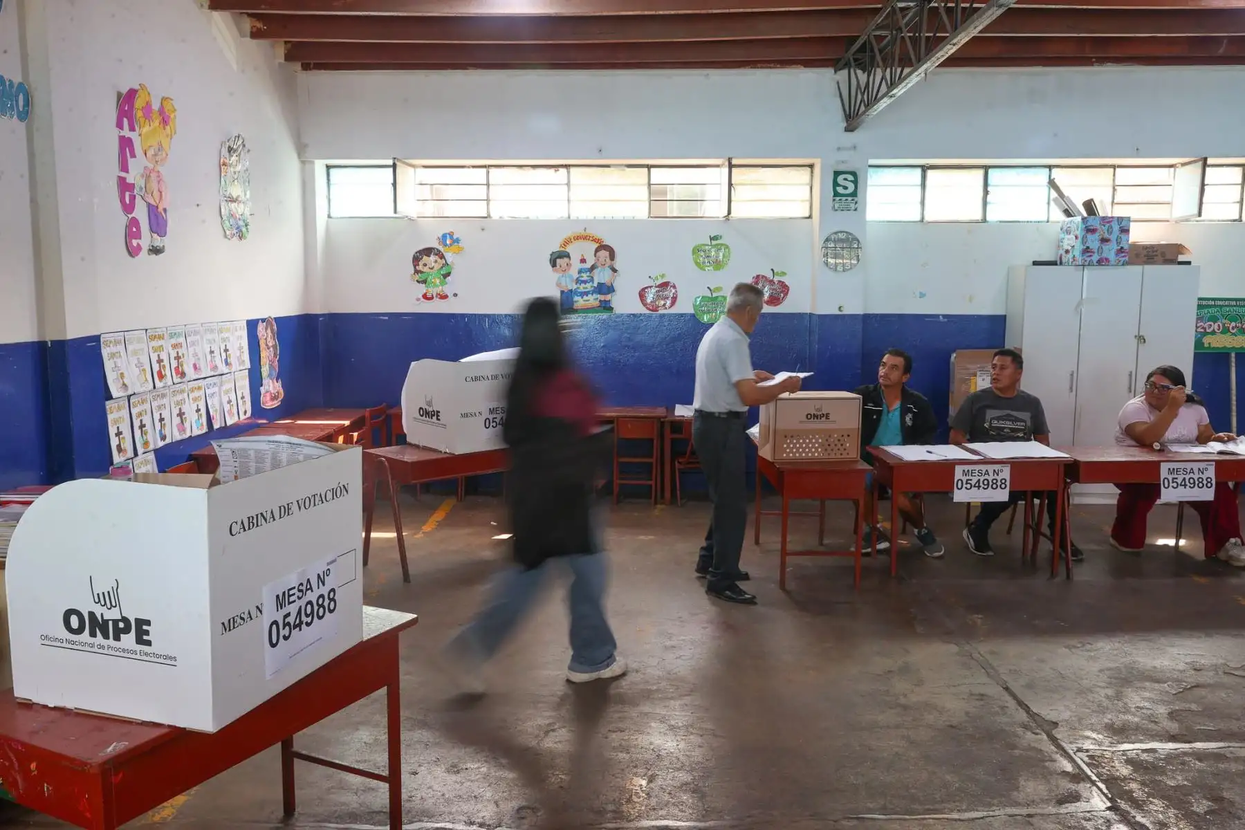 I.E San Luis Gonzaga de San Juan de Miraflores. La Oficina Nacional de Procesos Electorales (ONPE) desarrolla hoy, lunes 13 de abril, los comicios para elegir al presidente de la República, dos vicepresidentes, senadores y diputados del Congreso bicameral, así como a los representantes peruanos ante el Parlamento Andino, en 13 locales de votación en Lima.  Foto: ANDINA/ Jhonel Rodríguez