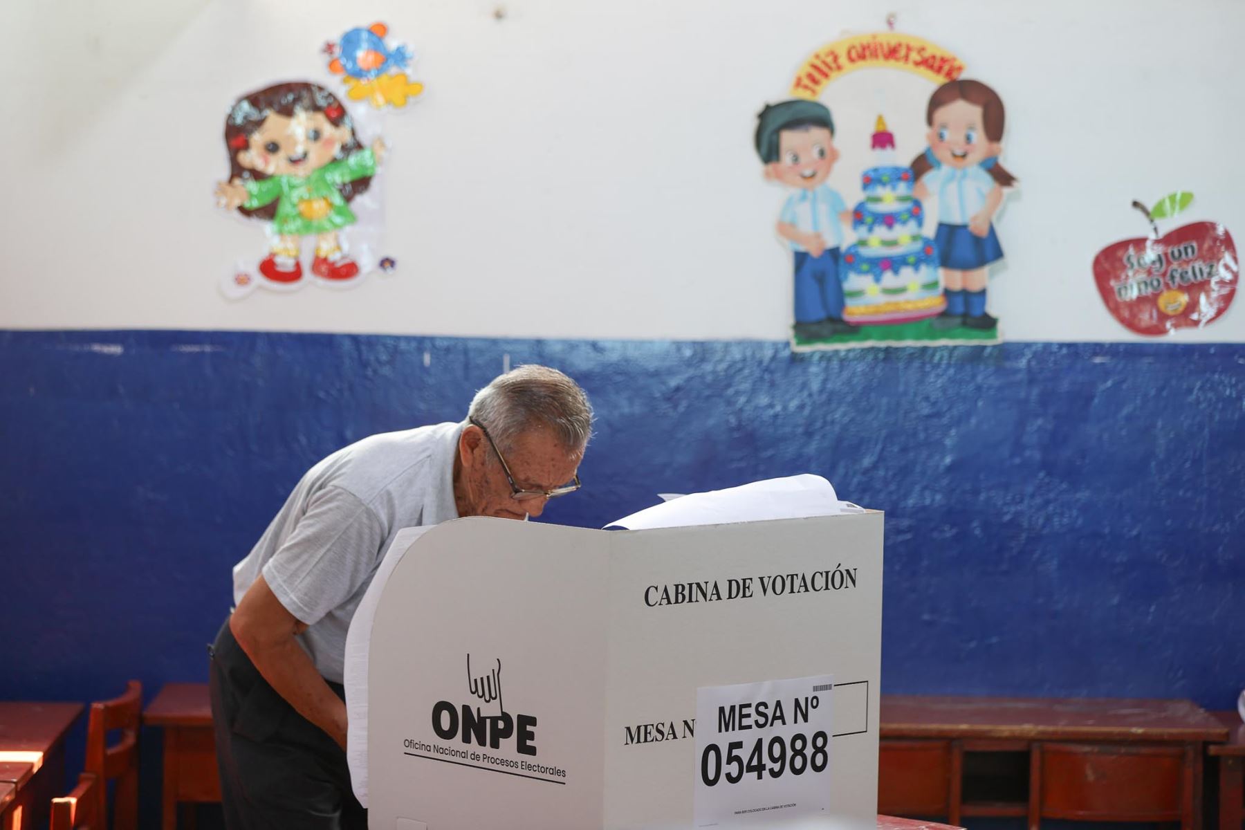 I.E San Luis Gonzaga de San Juan de Miraflores. La Oficina Nacional de Procesos Electorales (ONPE) desarrolla hoy, lunes 13 de abril, los comicios para elegir al presidente de la República, dos vicepresidentes, senadores y diputados del Congreso bicameral, así como a los representantes peruanos ante el Parlamento Andino, en 13 locales de votación en Lima.  Foto: ANDINA/ Jhonel Rodríguez