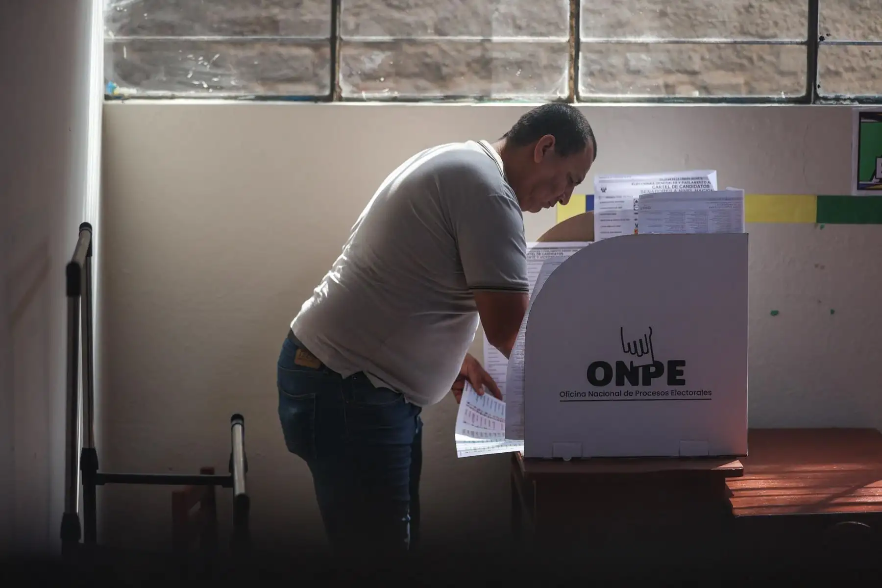 I.E San Luis Gonzaga de San Juan de Miraflores. La Oficina Nacional de Procesos Electorales (ONPE) desarrolla hoy, lunes 13 de abril, los comicios para elegir al presidente de la República, dos vicepresidentes, senadores y diputados del Congreso bicameral, así como a los representantes peruanos ante el Parlamento Andino, en 13 locales de votación en Lima.  Foto: ANDINA/ Jhonel Rodríguez