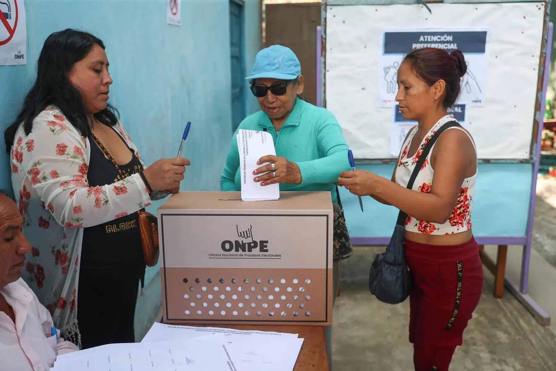 I.E San Luis Gonzaga de San Juan de Miraflores. La Oficina Nacional de Procesos Electorales (ONPE) desarrolla hoy, lunes 13 de abril, los comicios para elegir al presidente de la República, dos vicepresidentes, senadores y diputados del Congreso bicameral, así como a los representantes peruanos ante el Parlamento Andino, en 13 locales de votación en Lima.  Foto: ANDINA/ Jhonel Rodríguez