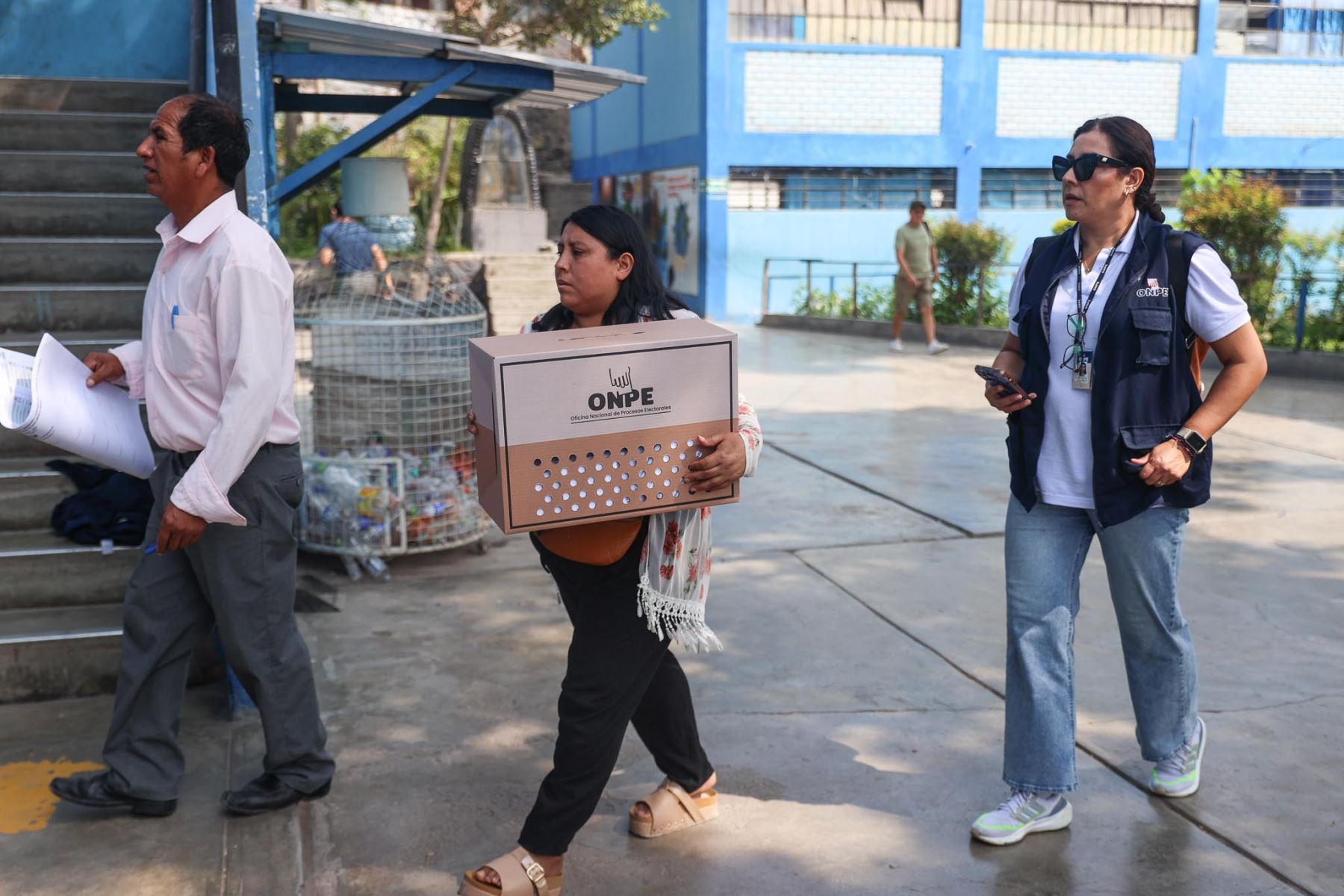 I.E San Luis Gonzaga de San Juan de Miraflores. La Oficina Nacional de Procesos Electorales (ONPE) desarrolla hoy, lunes 13 de abril, los comicios para elegir al presidente de la República, dos vicepresidentes, senadores y diputados del Congreso bicameral, así como a los representantes peruanos ante el Parlamento Andino, en 13 locales de votación en Lima.  Foto: ANDINA/ Jhonel Rodríguez