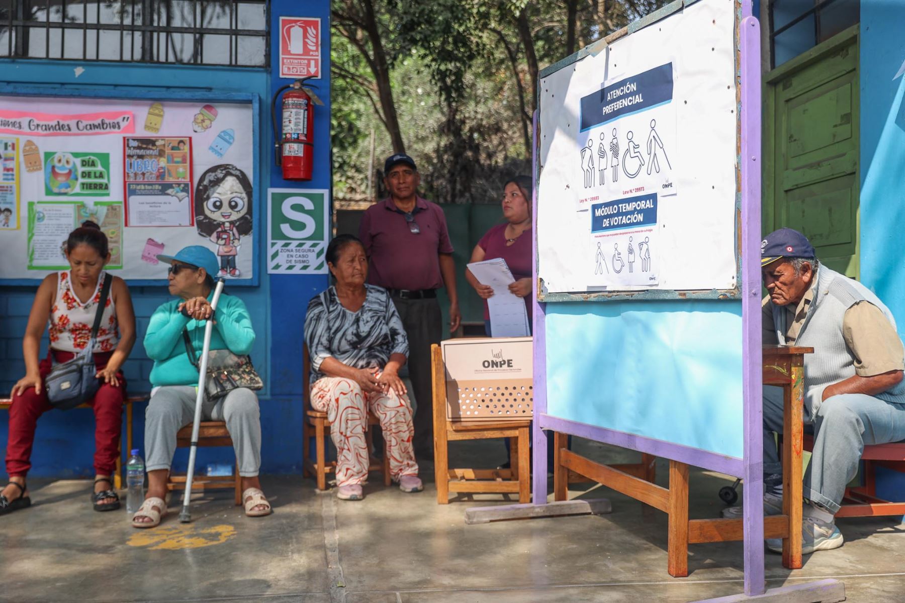 I.E San Luis Gonzaga de San Juan de Miraflores. La Oficina Nacional de Procesos Electorales (ONPE) desarrolla hoy, lunes 13 de abril, los comicios para elegir al presidente de la República, dos vicepresidentes, senadores y diputados del Congreso bicameral, así como a los representantes peruanos ante el Parlamento Andino, en 13 locales de votación en Lima.  Foto: ANDINA/ Jhonel Rodríguez