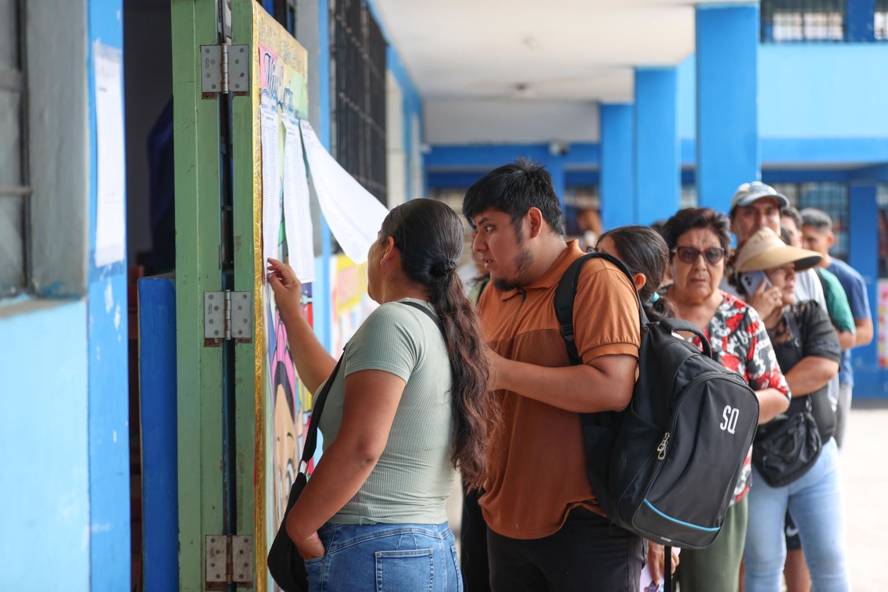 I.E San Luis Gonzaga de San Juan de Miraflores. La Oficina Nacional de Procesos Electorales (ONPE) desarrolla hoy, lunes 13 de abril, los comicios para elegir al presidente de la República, dos vicepresidentes, senadores y diputados del Congreso bicameral, así como a los representantes peruanos ante el Parlamento Andino, en 13 locales de votación en Lima.  Foto: ANDINA/ Jhonel Rodríguez