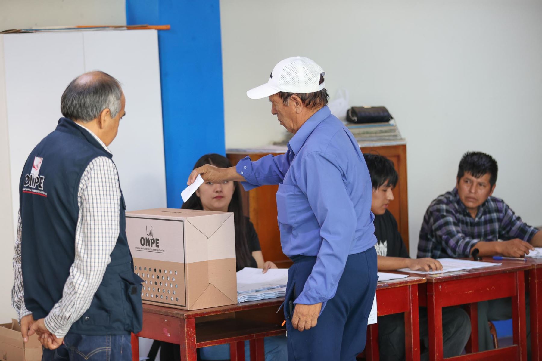 I.E San Luis Gonzaga de San Juan de Miraflores. La Oficina Nacional de Procesos Electorales (ONPE) desarrolla hoy, lunes 13 de abril, los comicios para elegir al presidente de la República, dos vicepresidentes, senadores y diputados del Congreso bicameral, así como a los representantes peruanos ante el Parlamento Andino, en 13 locales de votación en Lima.  Foto: ANDINA/ Jhonel Rodríguez
