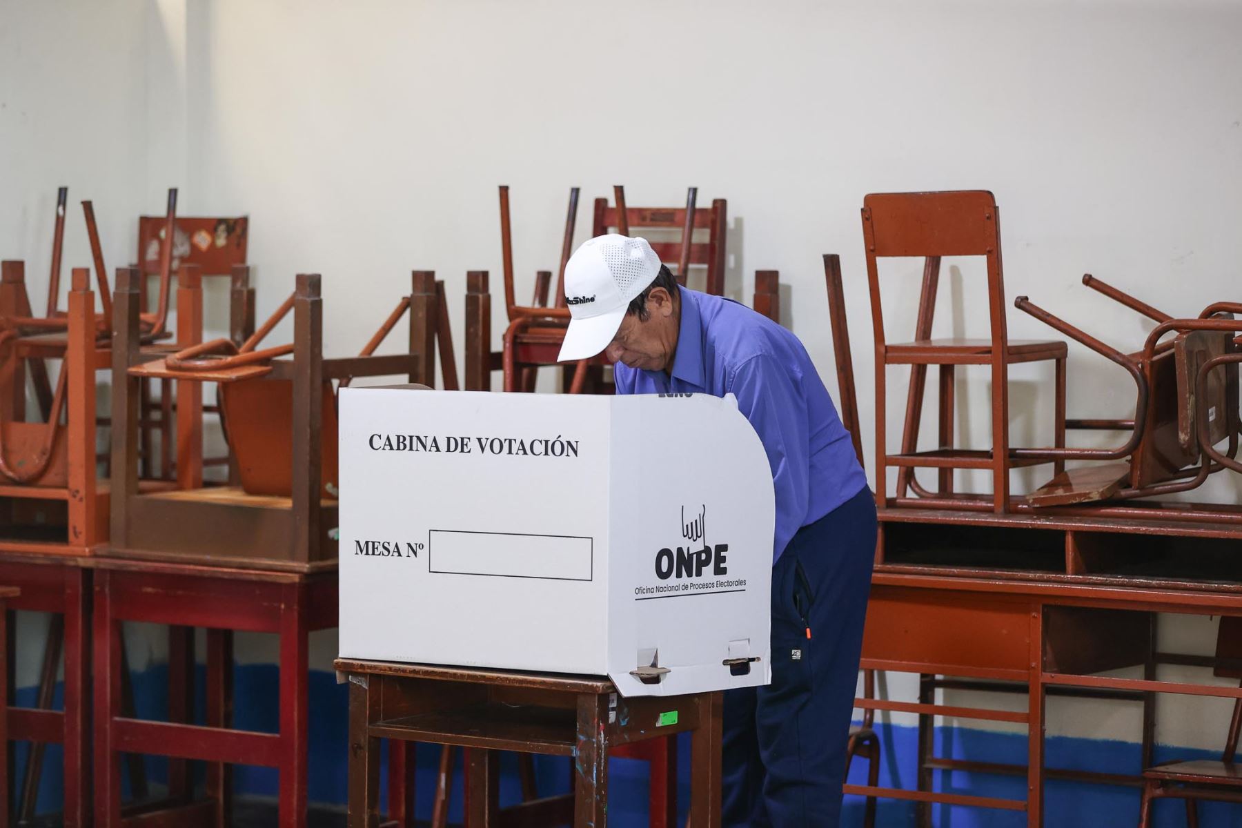 I.E San Luis Gonzaga de San Juan de Miraflores. La Oficina Nacional de Procesos Electorales (ONPE) desarrolla hoy, lunes 13 de abril, los comicios para elegir al presidente de la República, dos vicepresidentes, senadores y diputados del Congreso bicameral, así como a los representantes peruanos ante el Parlamento Andino, en 13 locales de votación en Lima.  Foto: ANDINA/ Jhonel Rodríguez