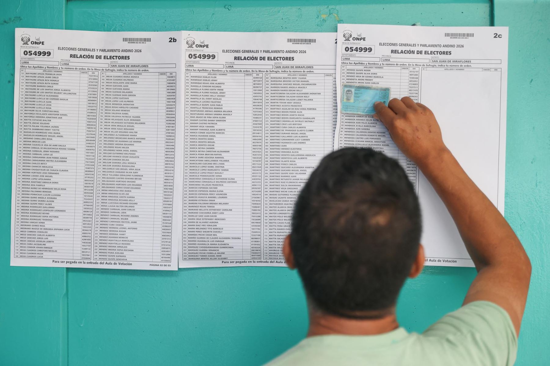 I.E San Luis Gonzaga de San Juan de Miraflores. La Oficina Nacional de Procesos Electorales (ONPE) desarrolla hoy, lunes 13 de abril, los comicios para elegir al presidente de la República, dos vicepresidentes, senadores y diputados del Congreso bicameral, así como a los representantes peruanos ante el Parlamento Andino, en 13 locales de votación en Lima.  Foto: ANDINA/ Jhonel Rodríguez