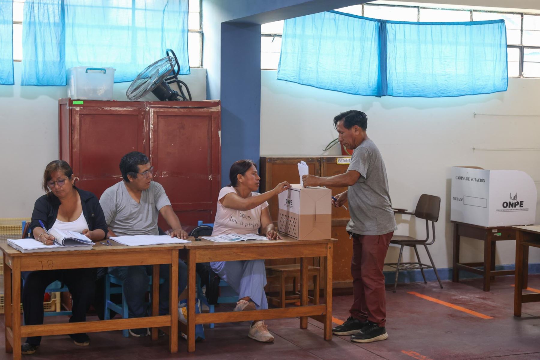 I.E San Luis Gonzaga de San Juan de Miraflores. La Oficina Nacional de Procesos Electorales (ONPE) desarrolla hoy, lunes 13 de abril, los comicios para elegir al presidente de la República, dos vicepresidentes, senadores y diputados del Congreso bicameral, así como a los representantes peruanos ante el Parlamento Andino, en 13 locales de votación en Lima.  Foto: ANDINA/ Jhonel Rodríguez