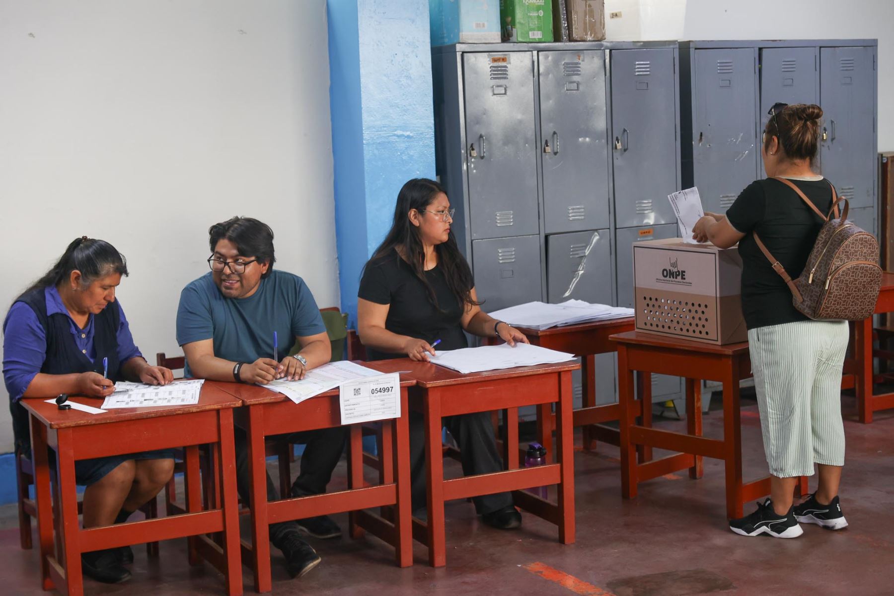 I.E San Luis Gonzaga de San Juan de Miraflores. La Oficina Nacional de Procesos Electorales (ONPE) desarrolla hoy, lunes 13 de abril, los comicios para elegir al presidente de la República, dos vicepresidentes, senadores y diputados del Congreso bicameral, así como a los representantes peruanos ante el Parlamento Andino, en 13 locales de votación en Lima.  Foto: ANDINA/ Jhonel Rodríguez
