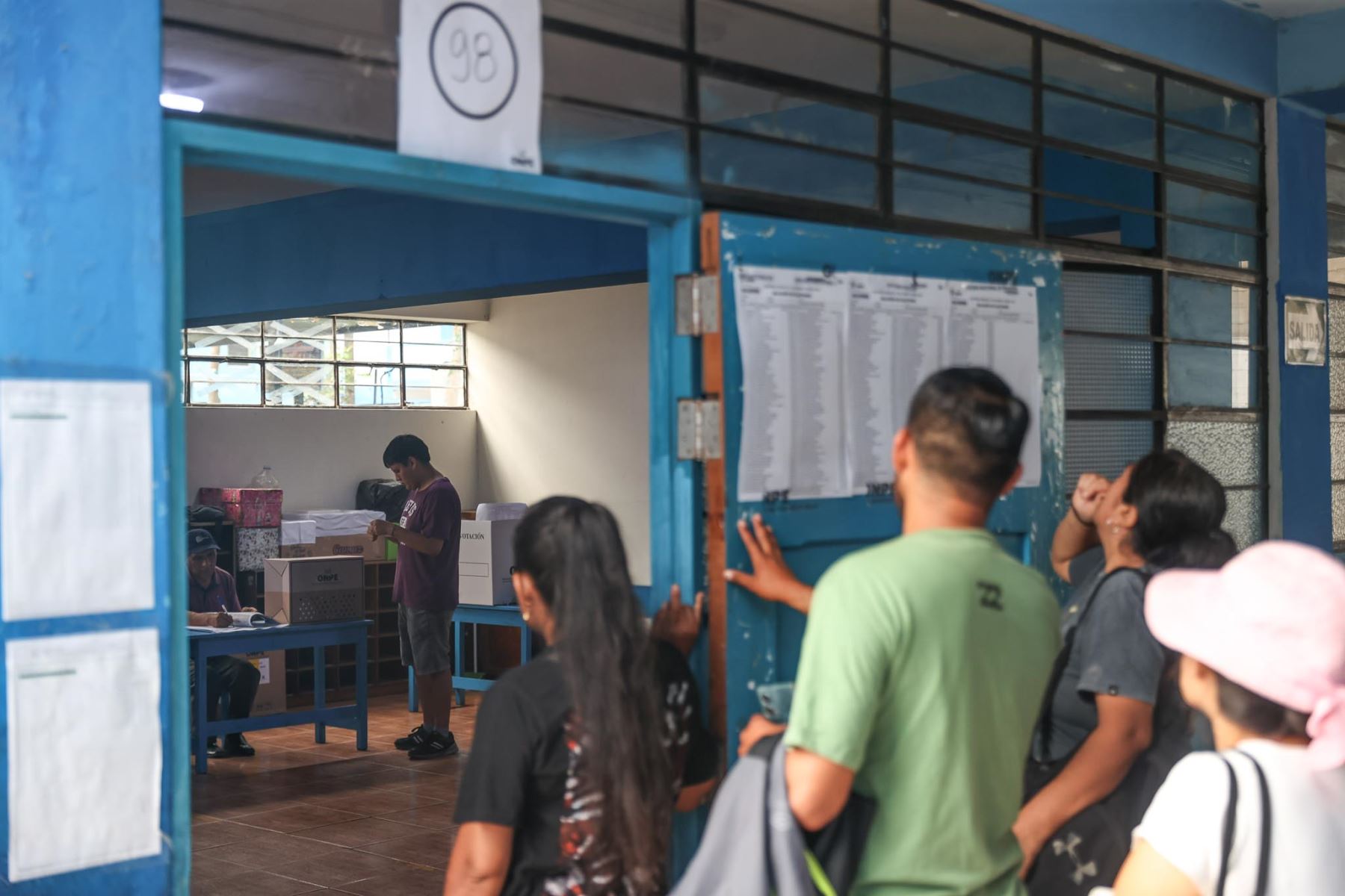 I.E San Luis Gonzaga de San Juan de Miraflores. La Oficina Nacional de Procesos Electorales (ONPE) desarrolla hoy, lunes 13 de abril, los comicios para elegir al presidente de la República, dos vicepresidentes, senadores y diputados del Congreso bicameral, así como a los representantes peruanos ante el Parlamento Andino, en 13 locales de votación en Lima.  Foto: ANDINA/ Jhonel Rodríguez