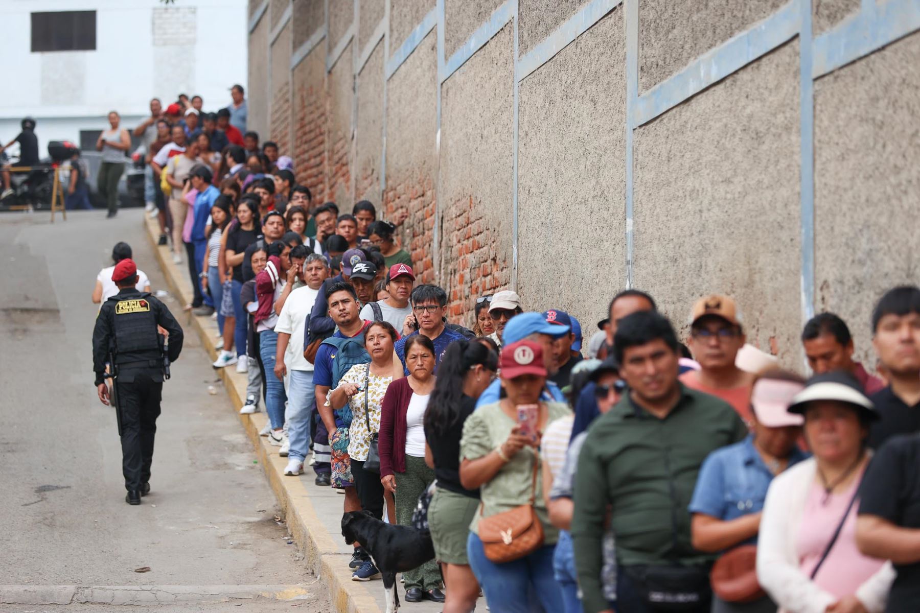 I.E San Luis Gonzaga de San Juan de Miraflores. La Oficina Nacional de Procesos Electorales (ONPE) desarrolla hoy, lunes 13 de abril, los comicios para elegir al presidente de la República, dos vicepresidentes, senadores y diputados del Congreso bicameral, así como a los representantes peruanos ante el Parlamento Andino, en 13 locales de votación en Lima.  Foto: ANDINA/ Jhonel Rodríguez