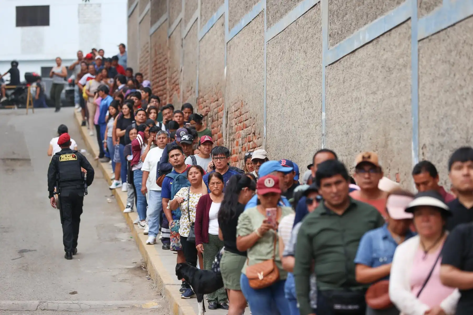 I.E San Luis Gonzaga de San Juan de Miraflores. La Oficina Nacional de Procesos Electorales (ONPE) desarrolla hoy, lunes 13 de abril, los comicios para elegir al presidente de la República, dos vicepresidentes, senadores y diputados del Congreso bicameral, así como a los representantes peruanos ante el Parlamento Andino, en 13 locales de votación en Lima.  Foto: ANDINA/ Jhonel Rodríguez