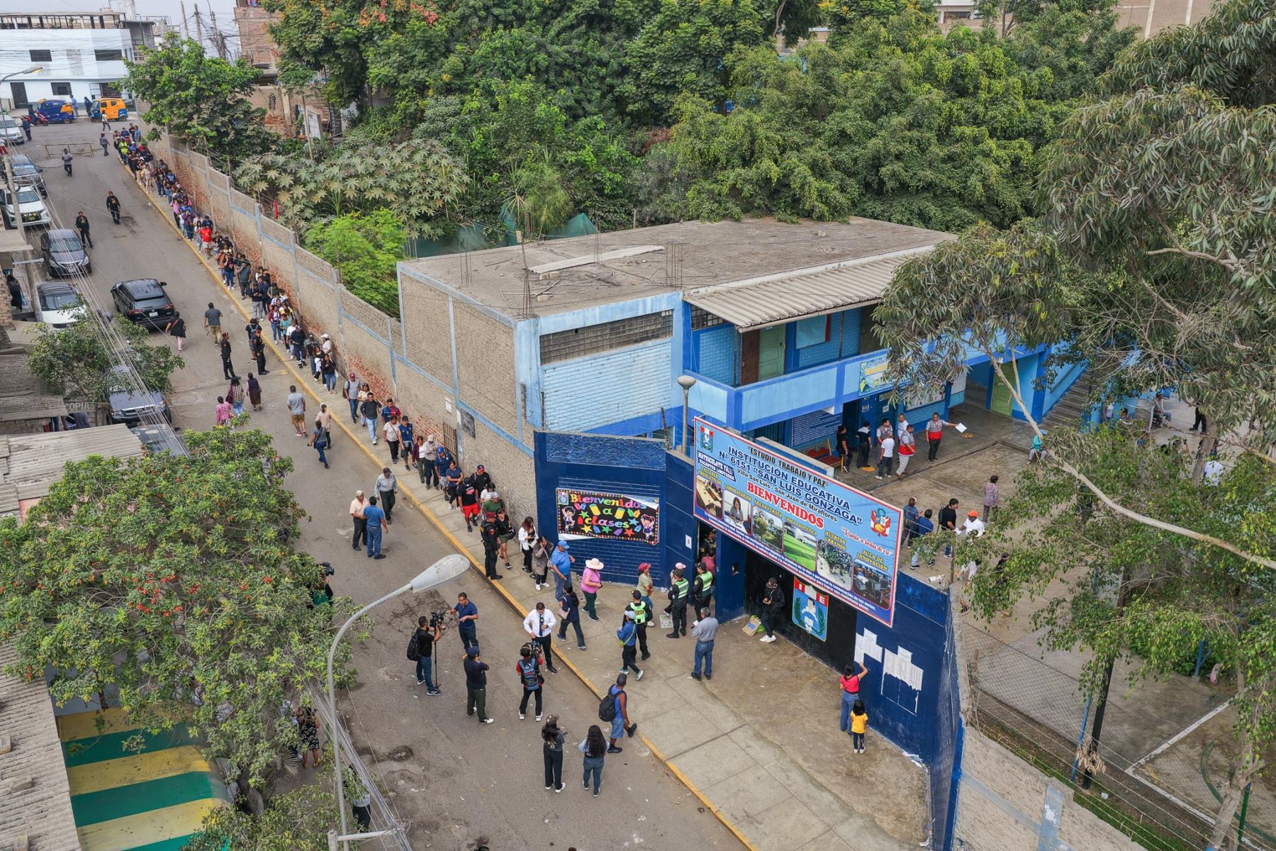 I.E San Luis Gonzaga de San Juan de Miraflores. La Oficina Nacional de Procesos Electorales (ONPE) desarrolla hoy, lunes 13 de abril, los comicios para elegir al presidente de la República, dos vicepresidentes, senadores y diputados del Congreso bicameral, así como a los representantes peruanos ante el Parlamento Andino, en 13 locales de votación en Lima.  Foto: ANDINA/ Jhonel Rodríguez
