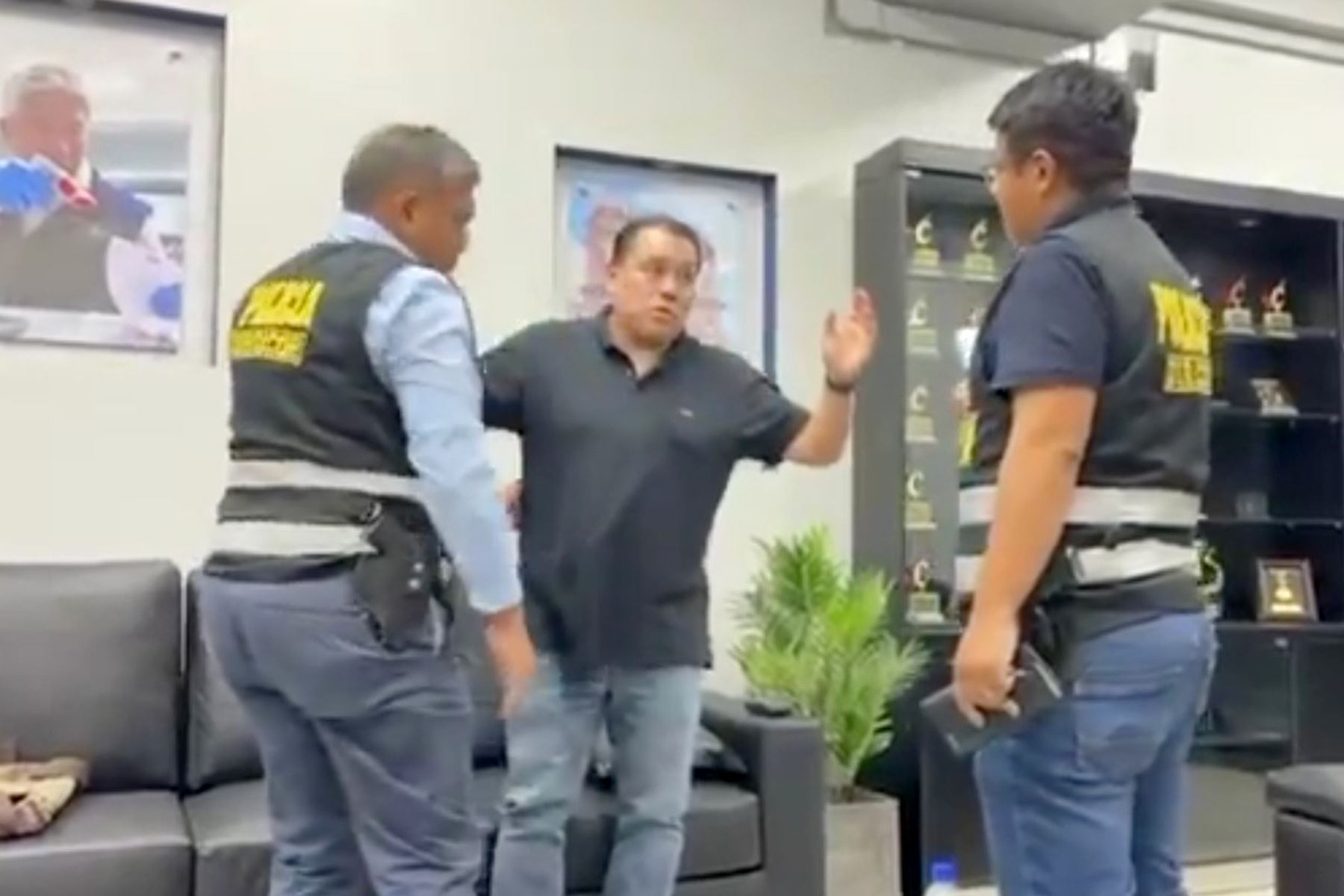 Peru: PNP detains ONPE's Electoral Management chief in flagrante