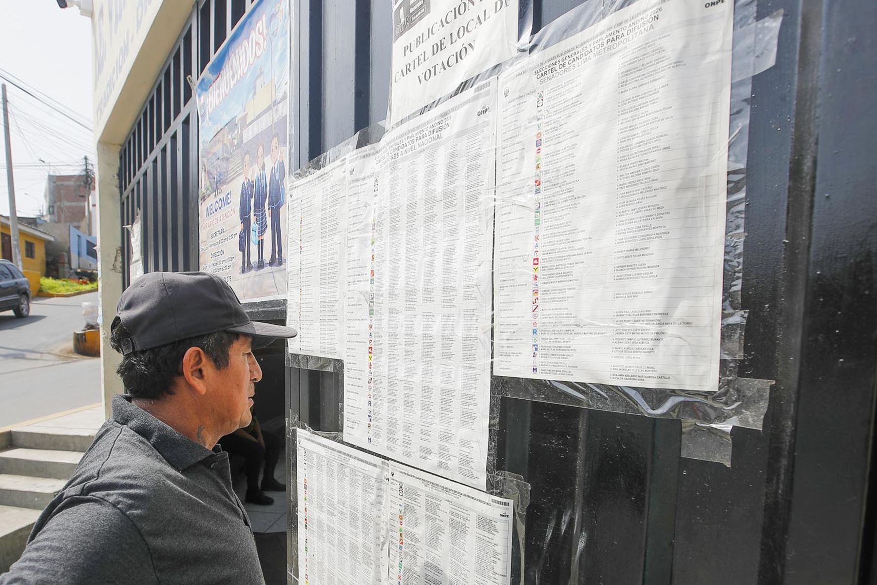 I.E Virgen de Fátima de Lurín. La Oficina Nacional de Procesos Electorales (ONPE) desarrolla hoy, lunes 13 de abril, los comicios para elegir al presidente de la República, dos vicepresidentes, senadores y diputados del Congreso bicameral, así como a los representantes peruanos ante el Parlamento Andino, en 13 locales de votación en Lima. Foto: ANDINA/ Eddy Ramos