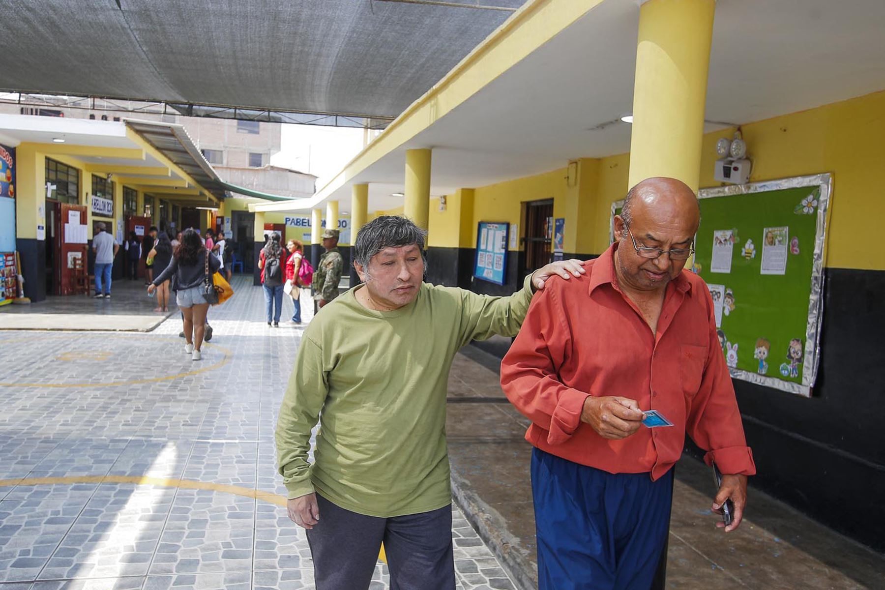 I.E Virgen de Fátima de Lurín. La Oficina Nacional de Procesos Electorales (ONPE) desarrolla hoy, lunes 13 de abril, los comicios para elegir al presidente de la República, dos vicepresidentes, senadores y diputados del Congreso bicameral, así como a los representantes peruanos ante el Parlamento Andino, en 13 locales de votación en Lima. Foto: ANDINA/ Eddy Ramos