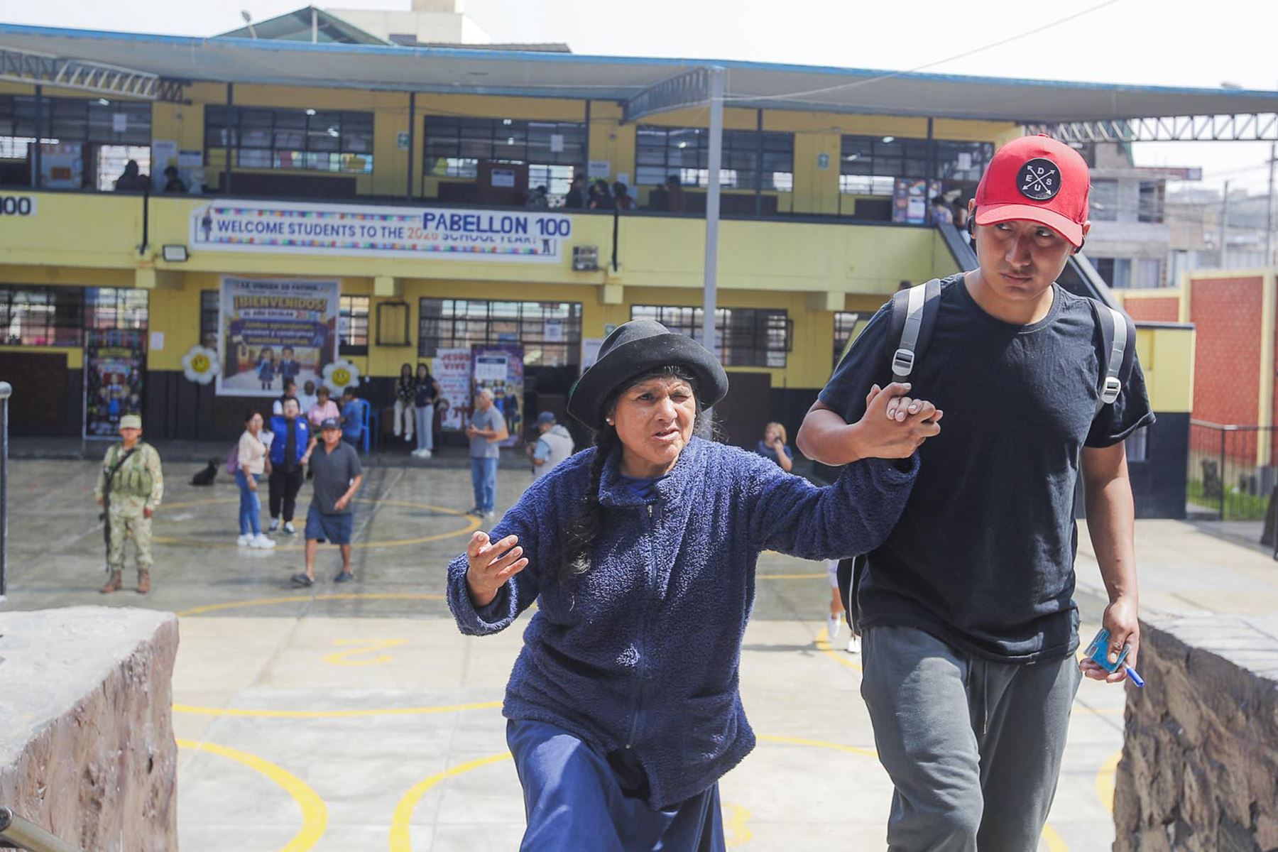I.E Virgen de Fátima de Lurín. La Oficina Nacional de Procesos Electorales (ONPE) desarrolla hoy, lunes 13 de abril, los comicios para elegir al presidente de la República, dos vicepresidentes, senadores y diputados del Congreso bicameral, así como a los representantes peruanos ante el Parlamento Andino, en 13 locales de votación en Lima. Foto: ANDINA/ Eddy Ramos