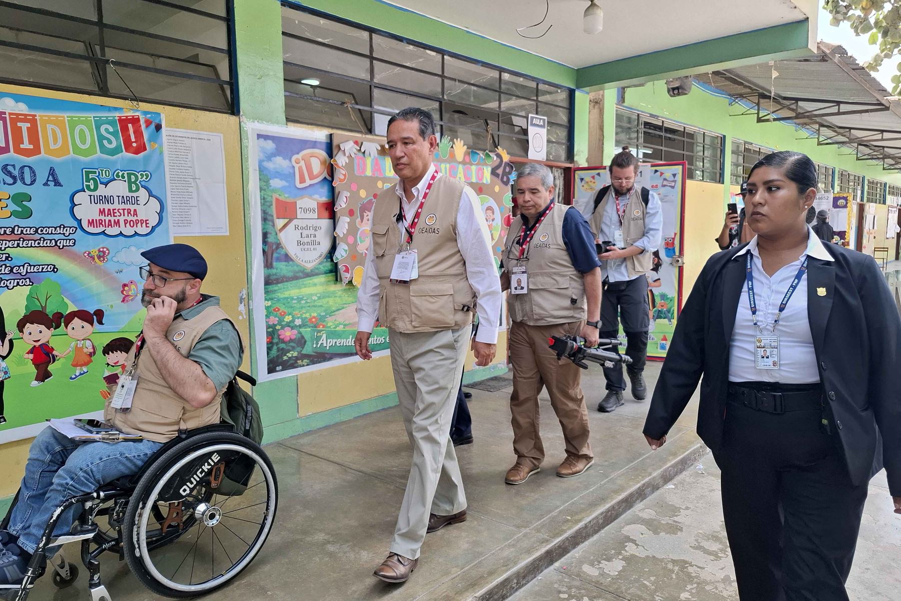 La Misión de Observación Electoral de la OEA informó que la votación se desarrolló con normalidad en los centros de sufragio donde no pudo realizarse el día anterior. Tras una visita a la I.E. Rodrigo Lara Bonilla, en Lurín, el jefe de misión, Víctor Rico, destacó la fluidez del proceso y el seguimiento técnico efectuado durante la jornada electoral. Fotos: ANDINA/Maria Reyna Cárdenas