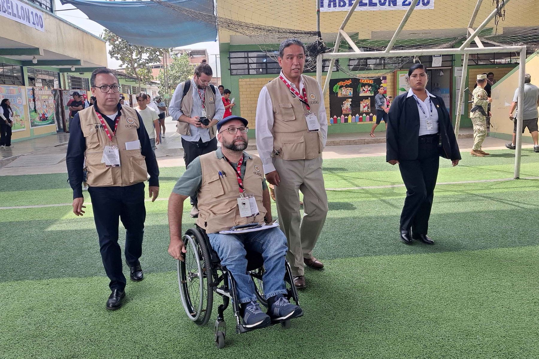 La Misión de Observación Electoral de la OEA informó que la votación se desarrolló con normalidad en los centros de sufragio donde no pudo realizarse el día anterior. Tras una visita a la I.E. Rodrigo Lara Bonilla, en Lurín, el jefe de misión, Víctor Rico, destacó la fluidez del proceso y el seguimiento técnico efectuado durante la jornada electoral. Fotos: ANDINA/Maria Reyna Cárdenas