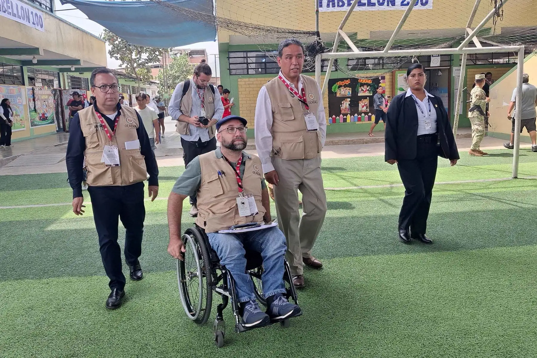 La Misión de Observación Electoral de la OEA informó que la votación se desarrolló con normalidad en los centros de sufragio donde no pudo realizarse el día anterior. Tras una visita a la I.E. Rodrigo Lara Bonilla, en Lurín, el jefe de misión, Víctor Rico, destacó la fluidez del proceso y el seguimiento técnico efectuado durante la jornada electoral. Fotos: ANDINA/Maria Reyna Cárdenas