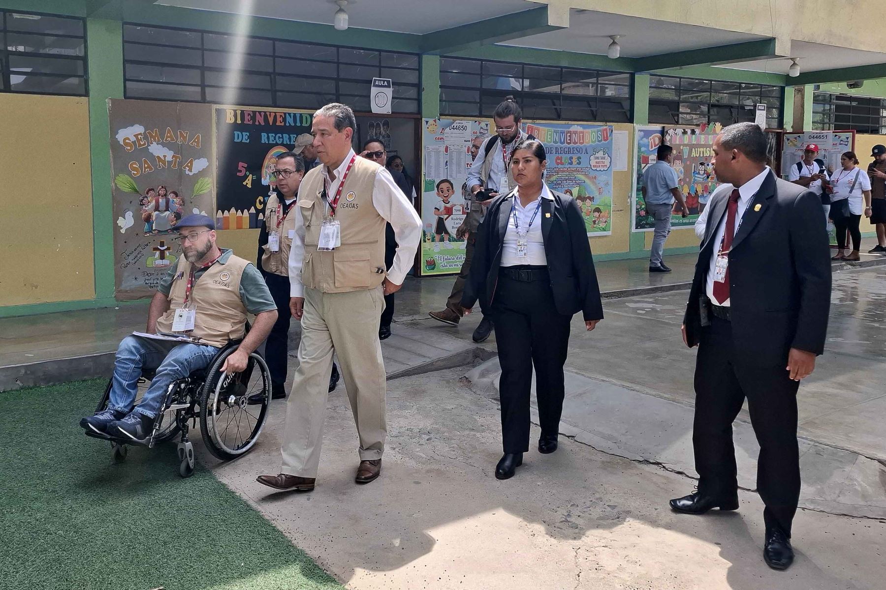 La Misión de Observación Electoral de la OEA informó que la votación se desarrolló con normalidad en los centros de sufragio donde no pudo realizarse el día anterior. Tras una visita a la I.E. Rodrigo Lara Bonilla, en Lurín, el jefe de misión, Víctor Rico, destacó la fluidez del proceso y el seguimiento técnico efectuado durante la jornada electoral. Fotos: ANDINA/Maria Reyna Cárdenas