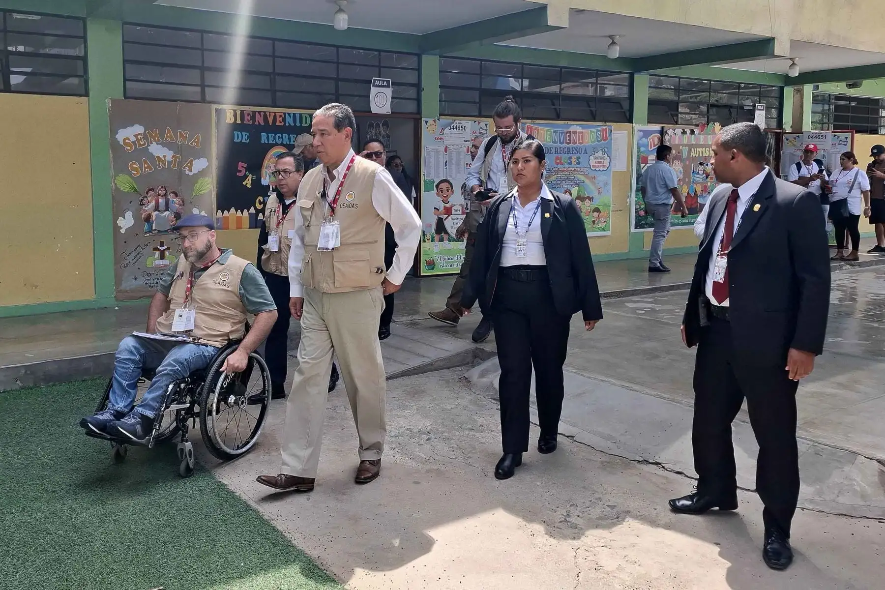 La Misión de Observación Electoral de la OEA informó que la votación se desarrolló con normalidad en los centros de sufragio donde no pudo realizarse el día anterior. Tras una visita a la I.E. Rodrigo Lara Bonilla, en Lurín, el jefe de misión, Víctor Rico, destacó la fluidez del proceso y el seguimiento técnico efectuado durante la jornada electoral. Fotos: ANDINA/Maria Reyna Cárdenas