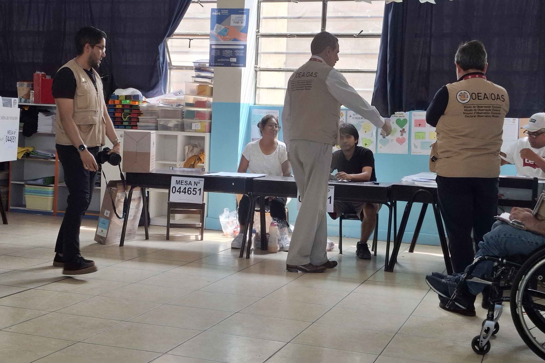La Misión de Observación Electoral de la OEA informó que la votación se desarrolló con normalidad en los centros de sufragio donde no pudo realizarse el día anterior. Tras una visita a la I.E. Rodrigo Lara Bonilla, en Lurín, el jefe de misión, Víctor Rico, destacó la fluidez del proceso y el seguimiento técnico efectuado durante la jornada electoral. Fotos: ANDINA/Maria Reyna Cárdenas