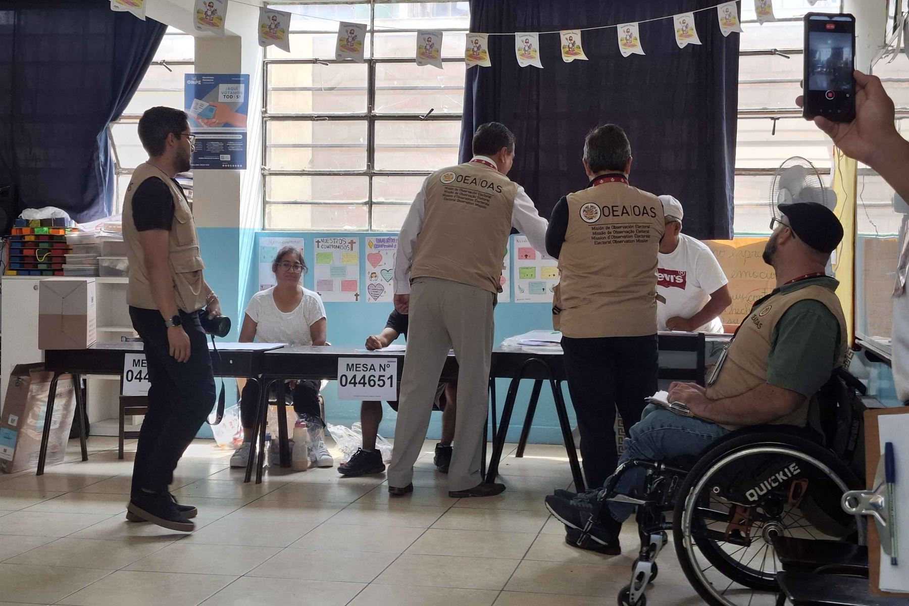 La Misión de Observación Electoral de la OEA informó que la votación se desarrolló con normalidad en los centros de sufragio donde no pudo realizarse el día anterior. Tras una visita a la I.E. Rodrigo Lara Bonilla, en Lurín, el jefe de misión, Víctor Rico, destacó la fluidez del proceso y el seguimiento técnico efectuado durante la jornada electoral. Fotos: ANDINA/Maria Reyna Cárdenas