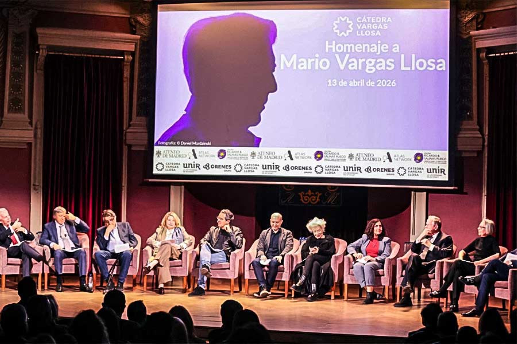 Madrid entregó medalla póstuma a Mario Vargas Llosa y escritores lo homenajearon