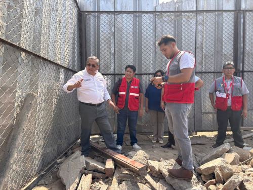 De acuerdo con imágenes difundidas a través de diversas plataformas digitales, ayer, domingo 12 de abril, un grupo de personas derribó parte del cerco perimétrico del plantel ante la demora en la instalación de mesas de sufragio en esta institución educativa, focalizada como sede electoral.