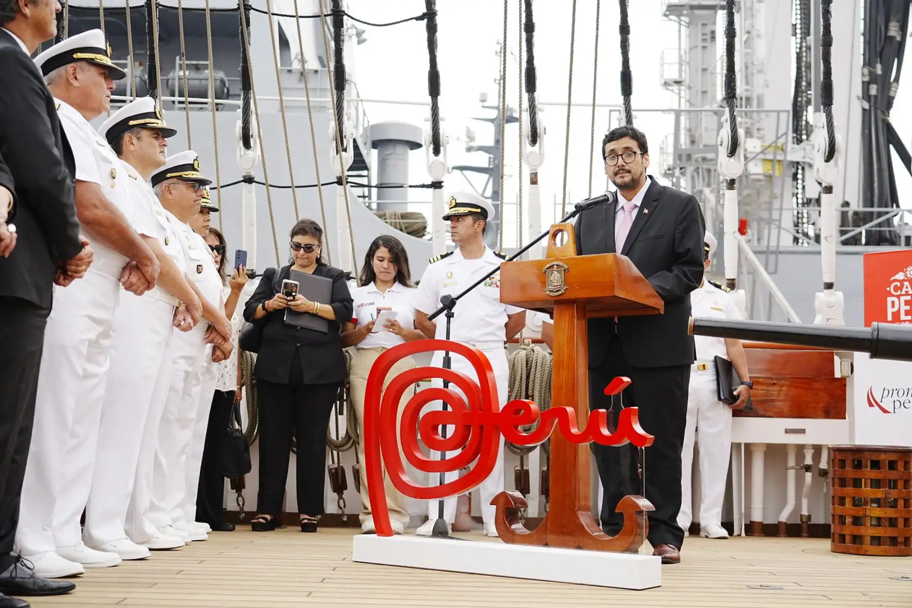El Ministerio de Comercio Exterior y Turismo (Mincetur) presentó la “Casa Perú” a bordo del buque escuela B.A.P. Unión, una plataforma que promocionará la oferta turística y exportable del país en 13 puertos de América durante su viaje de instrucción. La iniciativa busca posicionar la imagen del Perú como destino de experiencias únicas y fortalecer su presencia en mercados internacionales. Foto: ANDINA/Difusión