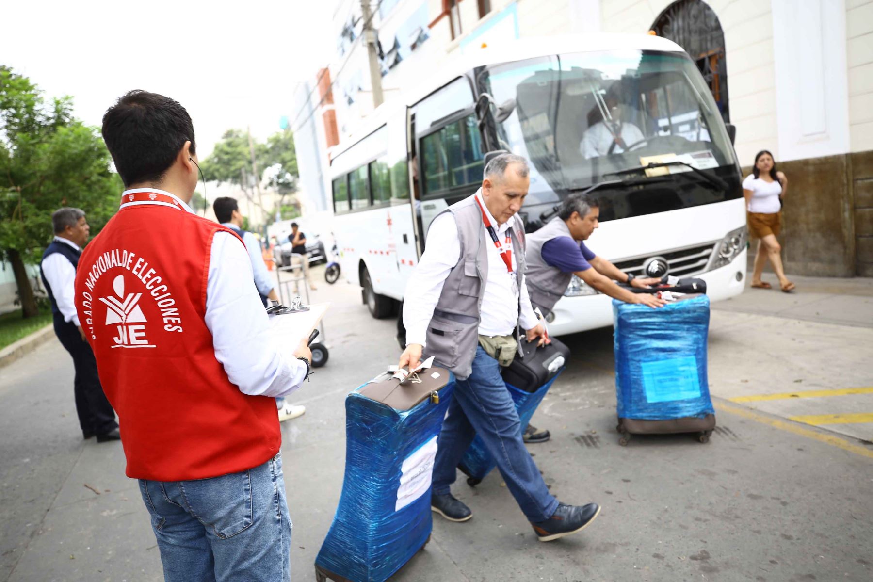 Elecciones 2026: JNE fiscaliza arribo del material electoral proveniente del extranjero