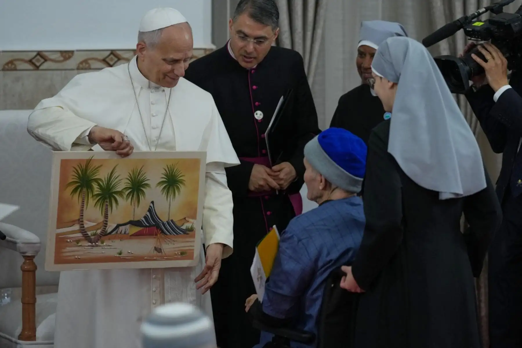 El Papa León XIV recibe un regalo durante su visita a la residencia de ancianos de las Hermanitas de los Pobres en Annaba, Argelia