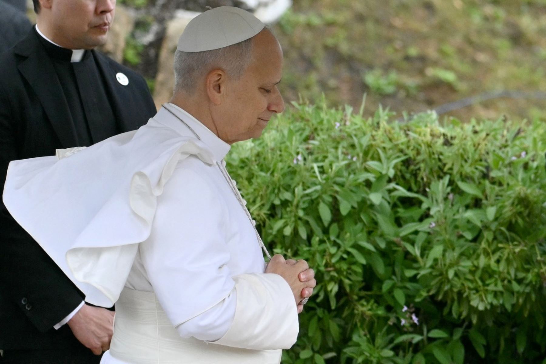 Pope Leo XIV prays during a visit at the archaeological site of Hippo, in Annaba. Foto: AFP