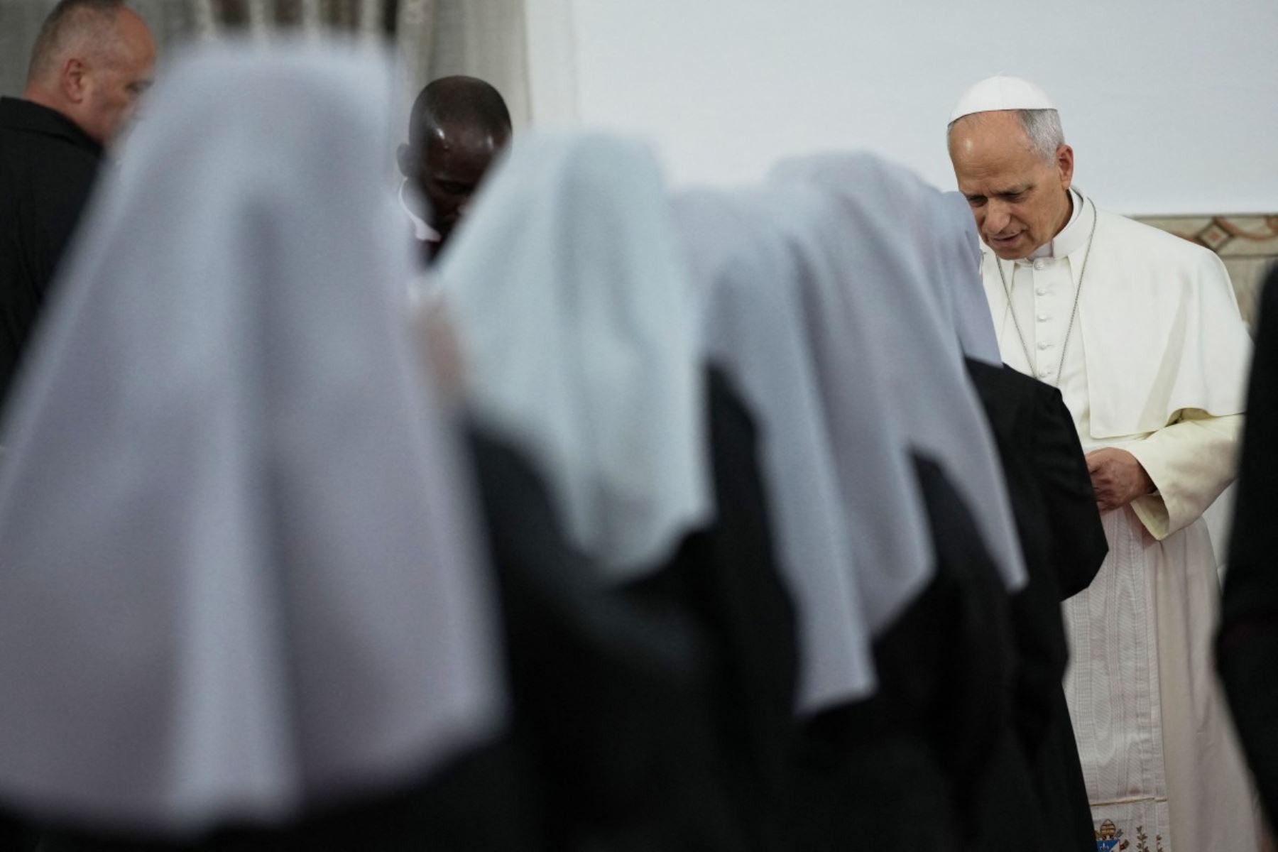 El Papa León XIV visita la residencia de ancianos de las Hermanitas de los Pobres en Annaba, Argelia. Foto: AFP