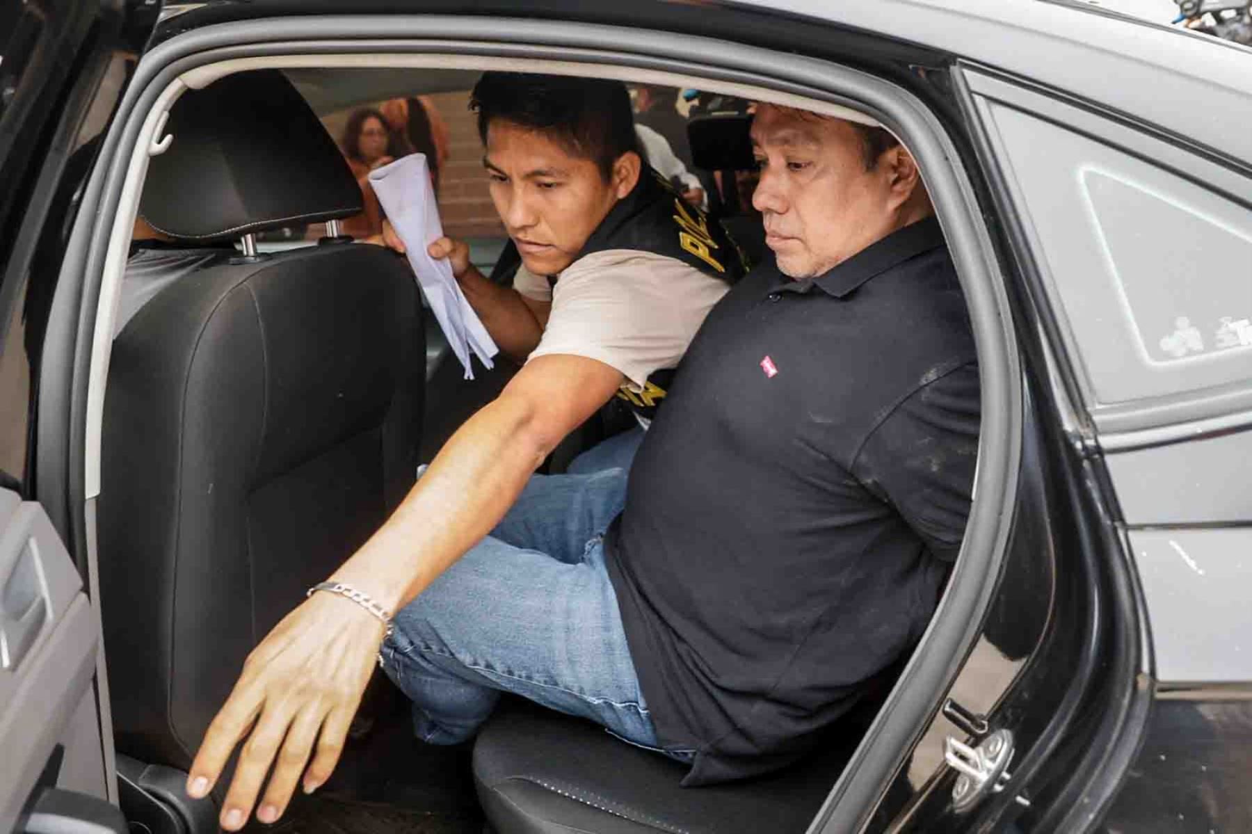 La Policía Nacional traslada a la sede de la Dirincri al gerente de Gestión Electoral de la Oficina Nacional de Procesos Electorales (ONPE), José Samamé Blas. Foto: ANDINA/Luis Iparraguirre