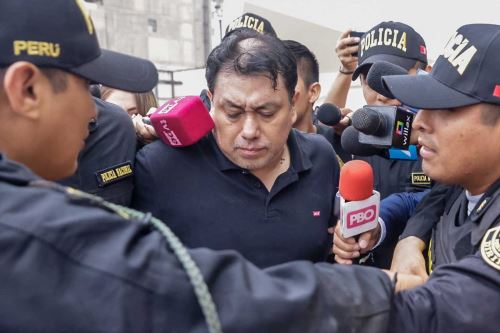 Policía Nacional traslada a la sede de la Dirincri al gerente de Gestión Electoral de la Oficina Nacional de Procesos Electorales (ONPE), José Samamé Blas