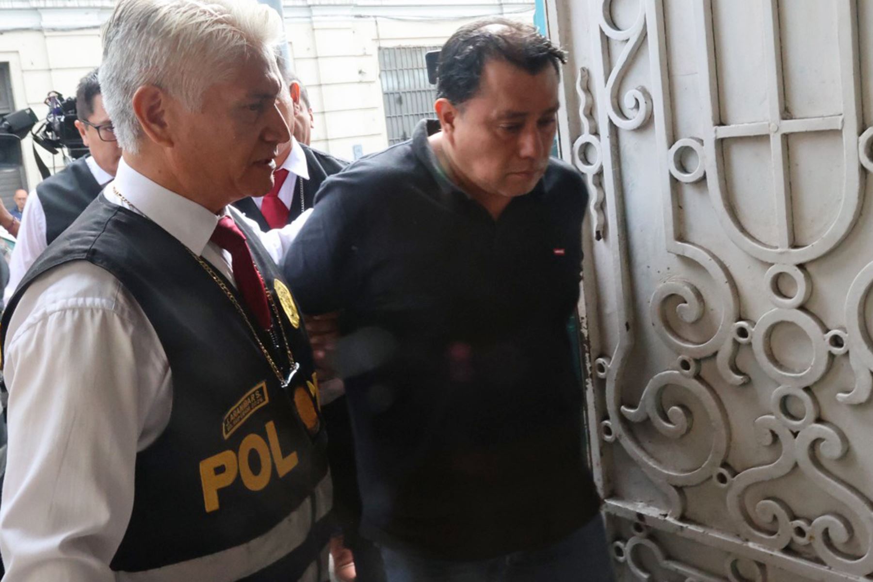 La Policía Nacional del Perú (PNP) traslada a la sede de la Depincri, al gerente de Gestión Electoral de la Oficina Nacional de Procesos Electorales (ONPE), José Samamé Blas. Foto: ANDINA/ Jhonel Rodríguez