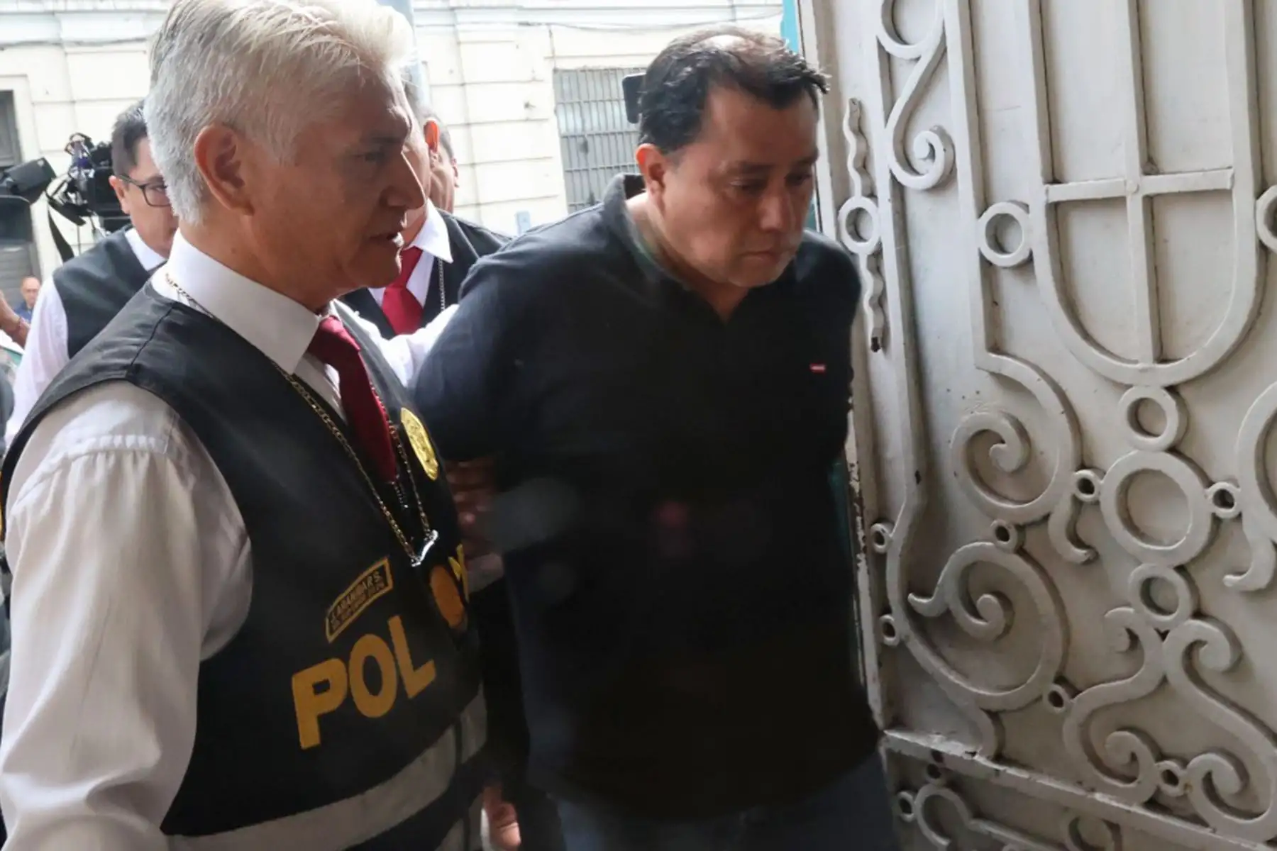 La Policía Nacional del Perú (PNP) traslada a la sede de la Depincri, al gerente de Gestión Electoral de la Oficina Nacional de Procesos Electorales (ONPE), José Samamé Blas. Foto: ANDINA/ Jhonel Rodríguez