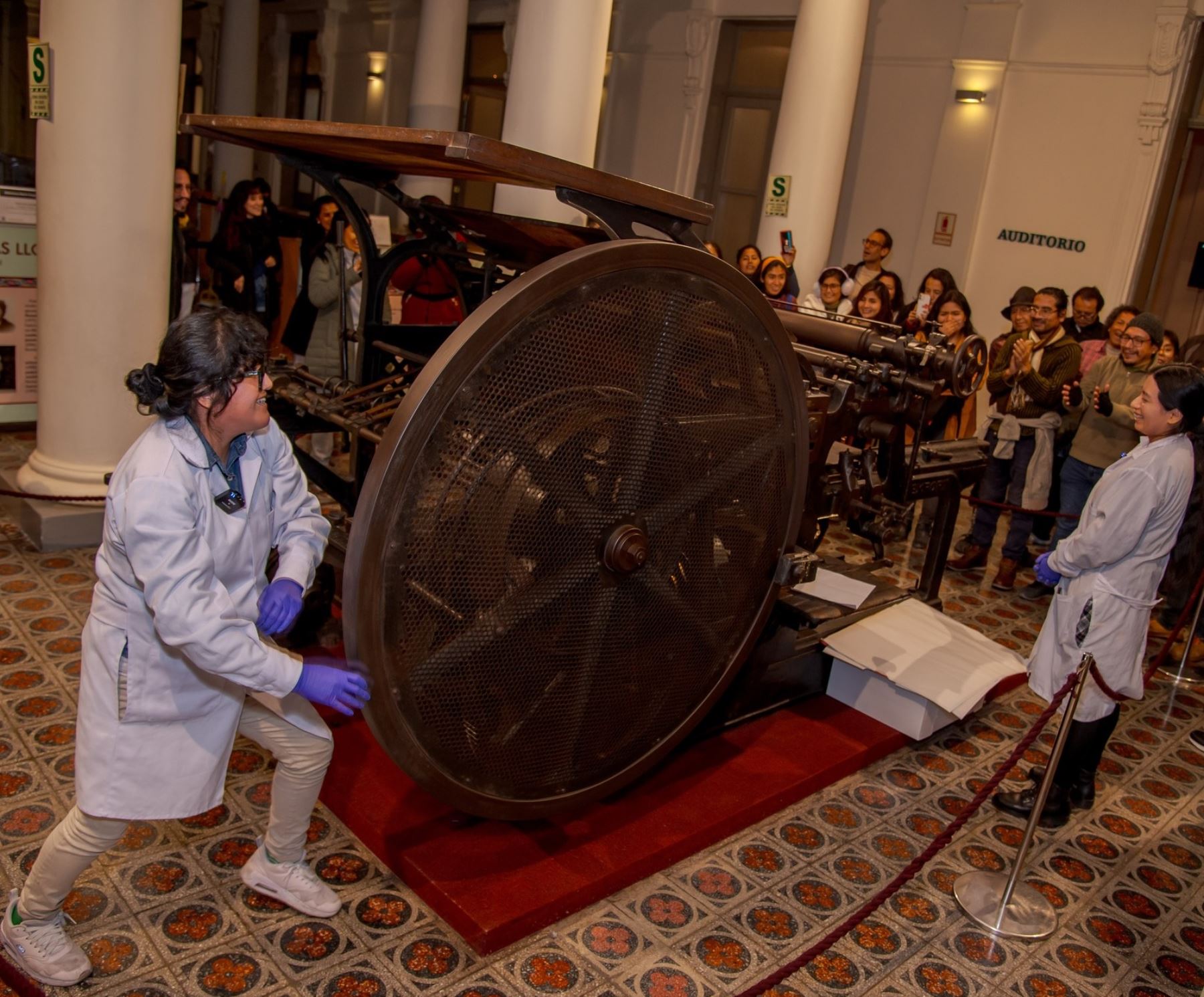 Después de un siglo, la histórica imprenta de José Carlos Mariátegui vuelve a funcionar.