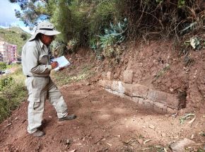 Un muro, aparentemente de origen Inca, fue hallado durante los trabajos de remoción de tierra y piedras en el sector Angostura, ubicado en el distrito de San Jerónimo, al sureste de la ciudad del Cusco, donde se produjo un deslizamiento. ANDINA/Difusión