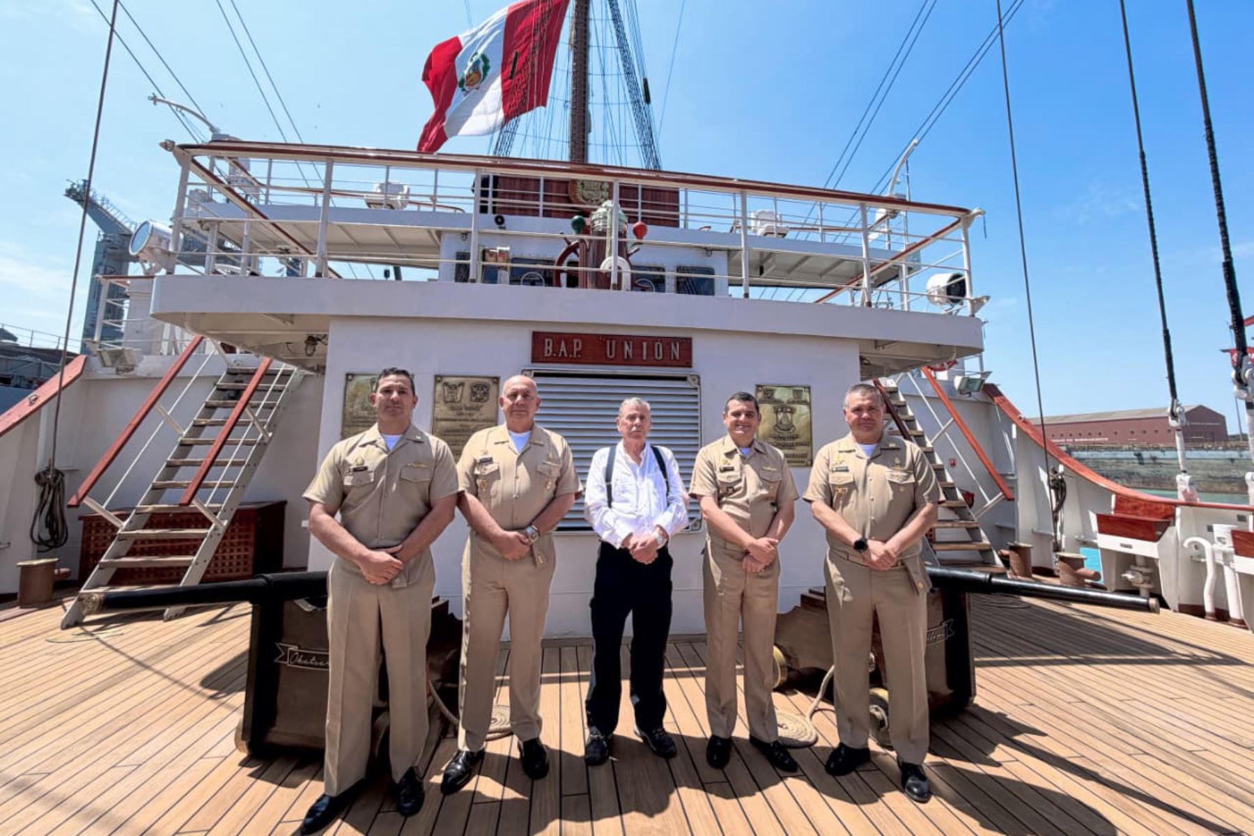 Presidente del Congreso constata buen estado de preparación de la Marina de Guerra