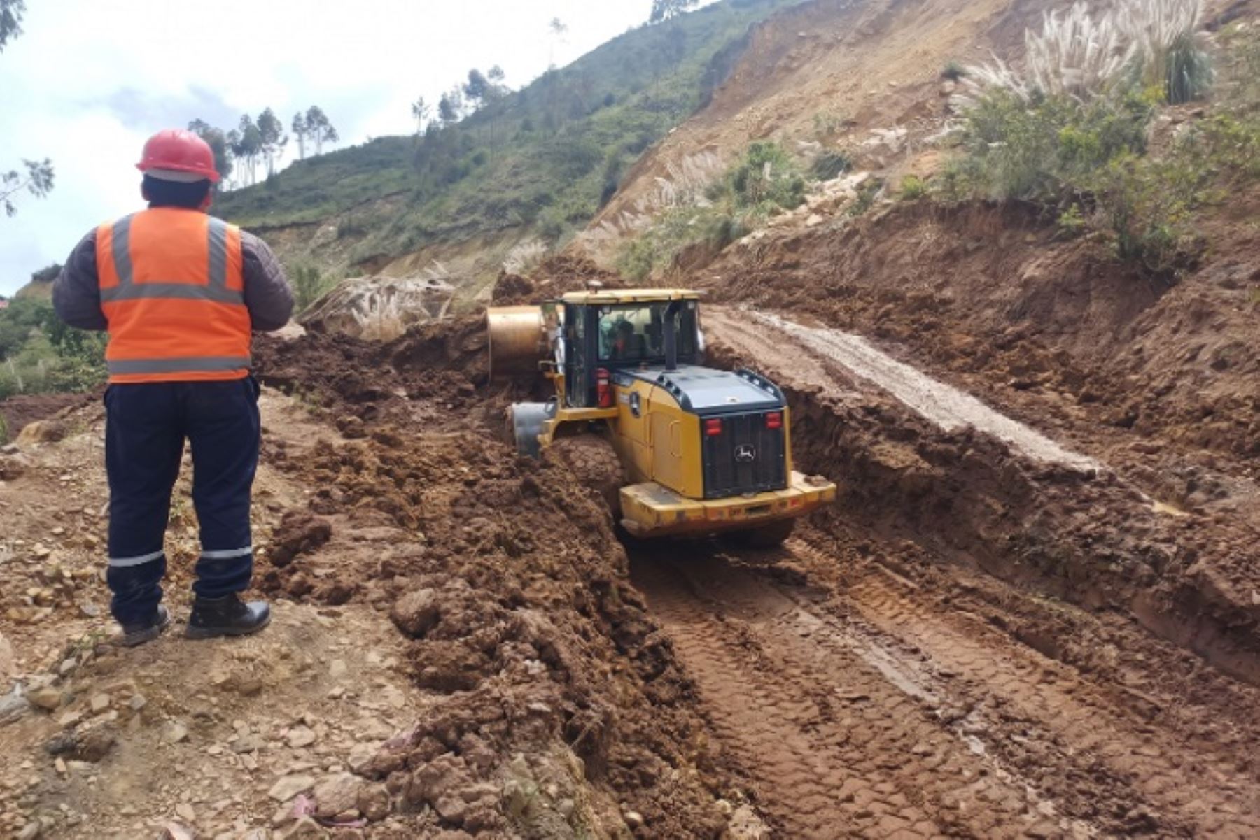 La Libertad: MTC intensifica atención de emergencia vial en ruta nacional PE-10B